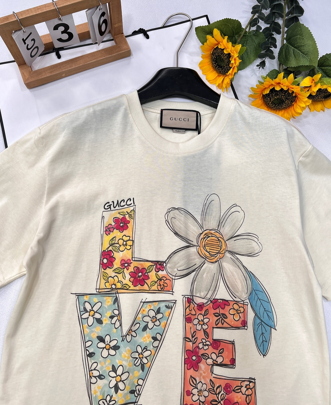 🆕 GUCCI 花朵印花短袖T恤上身休闲时尚 奇幻般的图案 带来充满想象力的时尚体验！定织定染面料 手感