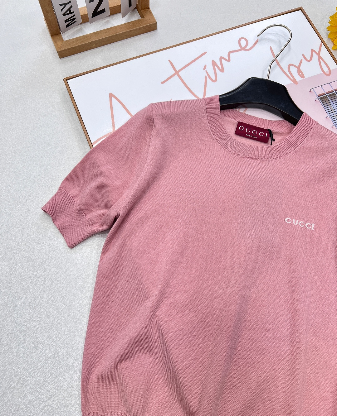 🆕 GUCCI 秋冬新款 胸前字母logo圆领针织针织短袖。经典圆领百搭版型不挑人！精美Gucci嵌花细