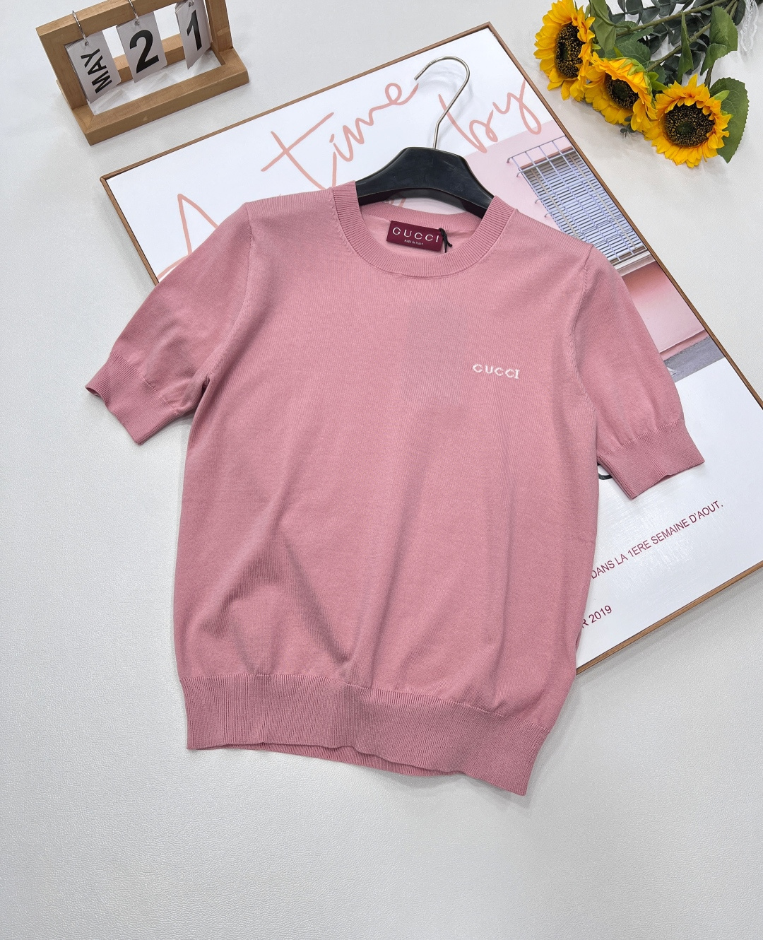 NO:622259,GUCCI autumn and winter new style, round neck knitted short-sleeved round neck with letter logo on the chest. The classic round neck is versatile and easy to match!  Exquisite Gucci intarsia details add a unique charm, the classic will never go out of style, the regular version is slim and casual. The upper body is super comfortable and highly wrapped, and the brand's iconic logo on the chest. The overall tone and texture are very good, soft and delicate. It looks great with pants or skirts, and the proportions are great!  Wear a simple and high-end look!  Highly practical and wearable. The upper body is full of noble and elegant style. The special color is fashionable and concave to the daily fashion shape. The upper body not only shows the figure but also has a gentle temperament. Size sml code G, gucci, skirts, T-shirt, alexander wang19860909GUCCI 秋冬新款 胸前字母logo圆领针织针织短袖.经典圆领百搭版型不挑人！精美Gucci嵌花细节更添别样魅力,经典永远不会过时,常规版型显瘦又休闲.上身超舒服又包裹性极强,胸口品牌标志性logo.整体色调质感非常好,柔软细腻.随意搭配裤子或者裙子都很好看,超显比例！ 穿上身一整个简约高级住了！ 实穿性高 上身高贵典雅范儿十足 特调颜色时尚凹出日常fashion造型,上身既显身材又不失温柔气质 尺码sml 编码G,,gucci,skirts,T-shirt,alexander wang,Women's clothing