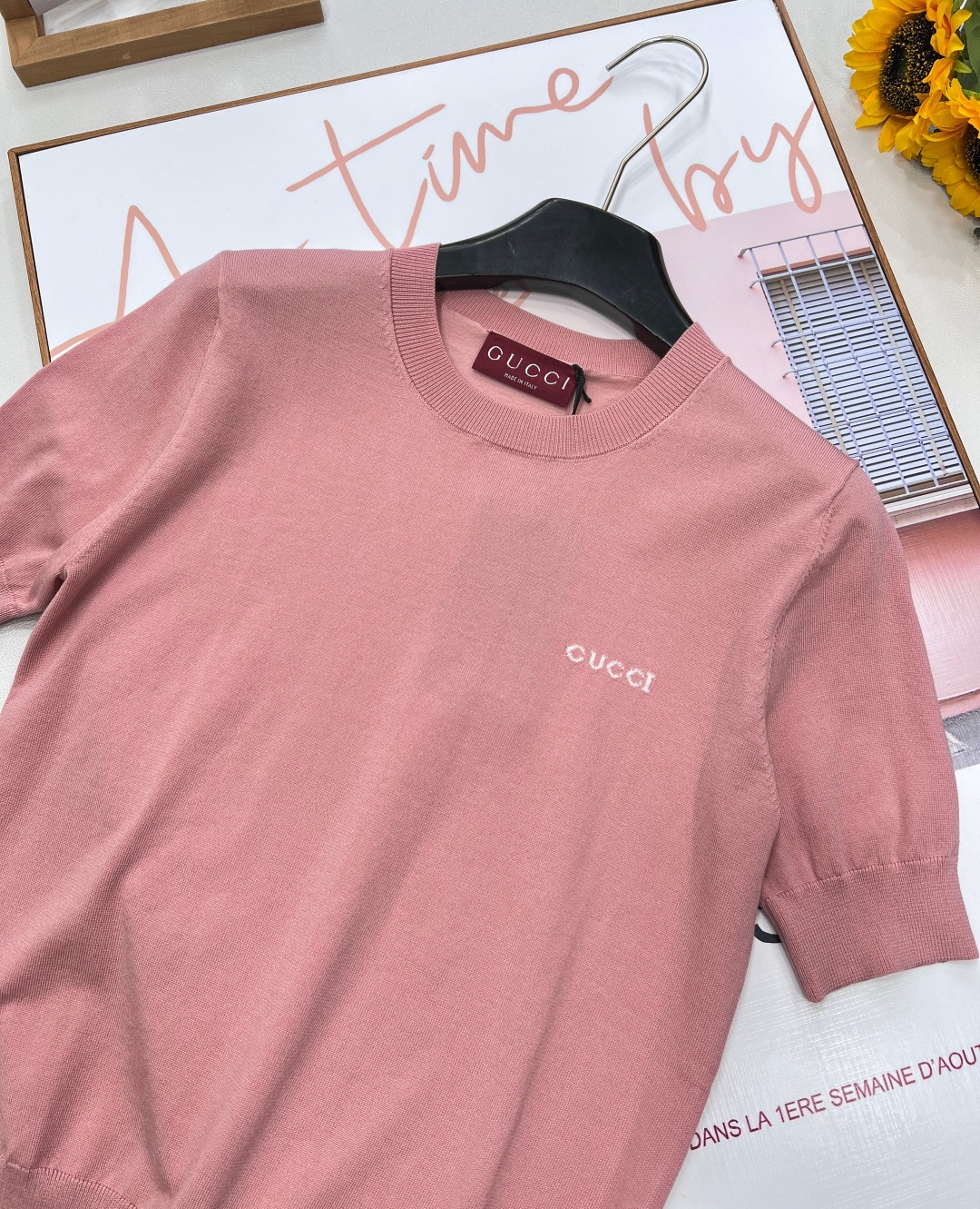 🆕 GUCCI 秋冬新款 胸前字母logo圆领针织针织短袖。经典圆领百搭版型不挑人！精美Gucci嵌花细