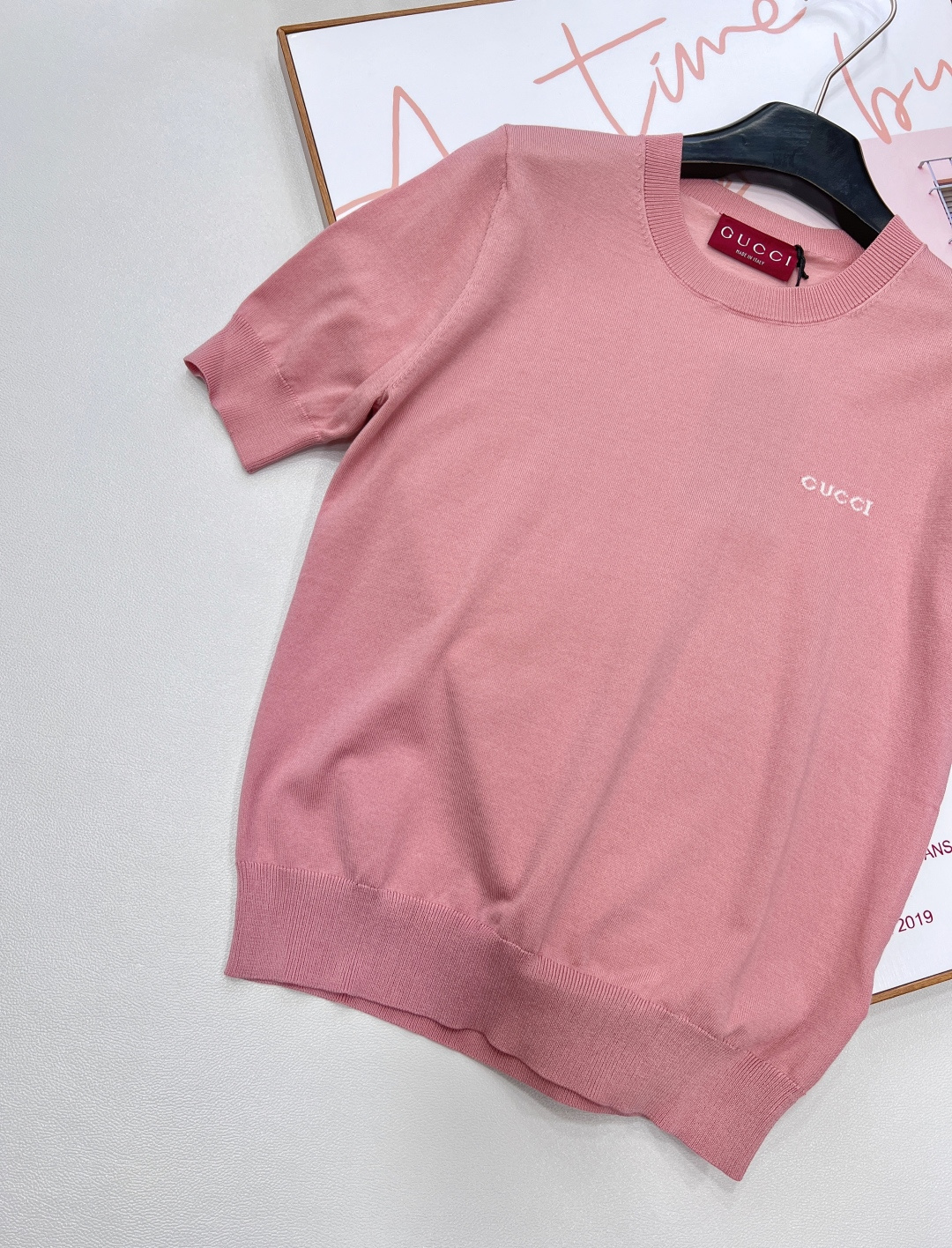 🆕 GUCCI 秋冬新款 胸前字母logo圆领针织针织短袖。经典圆领百搭版型不挑人！精美Gucci嵌花细