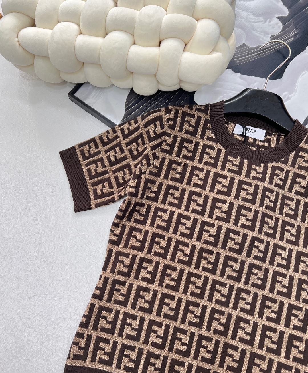 🆕Fendi 新款提花系列..🤎🤎🤎FF Logo针织短袖！超爱的这款 超级有气质！没穿之前可能感觉有点