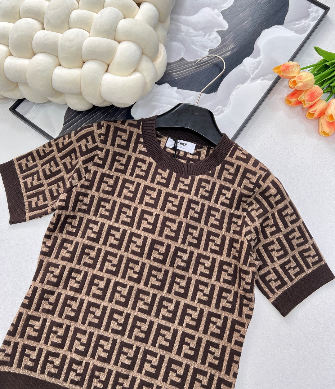 🆕Fendi 新款提花系列..🤎🤎🤎FF Logo针织短袖！超爱的这款 超级有气质！没穿之前可能感觉有点