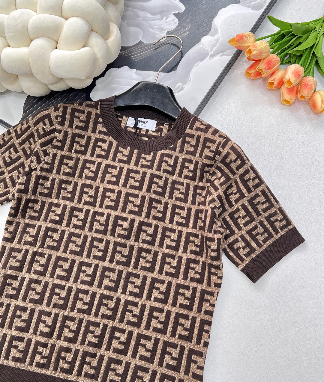 🆕Fendi 新款提花系列..🤎🤎🤎FF Logo针织短袖！超爱的这款 超级有气质！没穿之前可能感觉有点