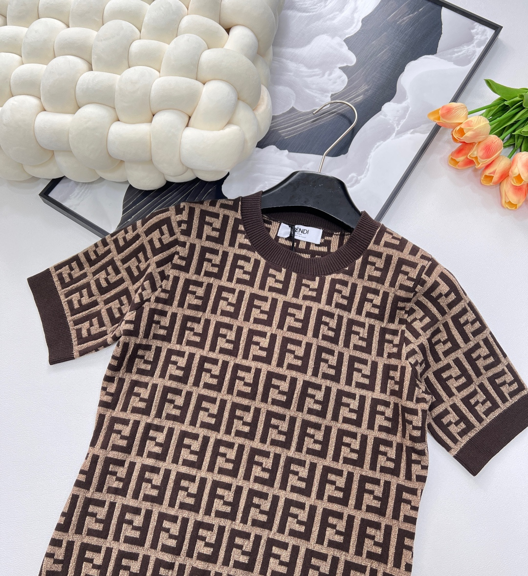 🆕Fendi 新款提花系列..🤎🤎🤎FF Logo针织短袖！超爱的这款 超级有气质！没穿之前可能感觉有点