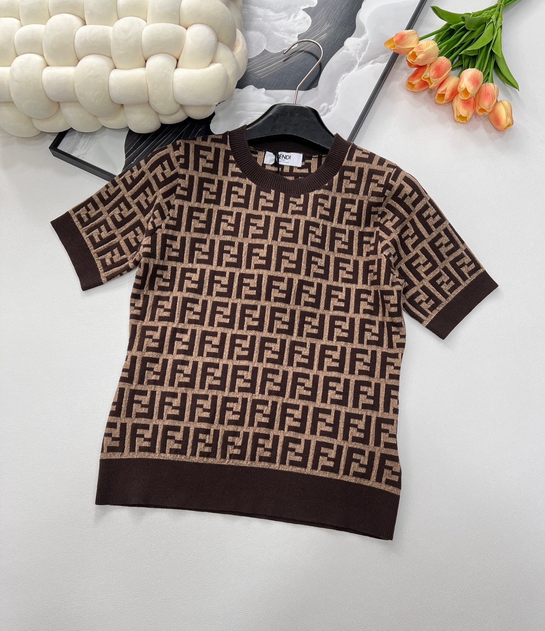 NO:622250,Fendi's new jacquard series..FF Logo knitted short sleeves!  I love this one so much! It’s so classy!  It may feel a bit old-fashioned before you wear it. The upper body is guaranteed to be made of imported ultra-fine machine woven with large real fragrance. The spacing and three-dimensional sense of each logo remain exactly the same as the original... The upper body is fashionable and versatile. It is an invincible and versatile style. One piece for everyone, complete with three labels!  Size sml code,,fendi,T-shirt,alexander wang19860909Fendi 新款提花系列..FF Logo针织短袖！超爱的这款 超级有气质！没穿之前可能感觉有点老气一上身保证大型真香现场采用进口超细机织作 每个Logo的间距 立体感都保持和原版一模一样..上身时髦的不要不要的 无敌百搭款 人手一件哦,三标齐全！ 尺码sml 编码,,fendi,T-shirt,alexander wang,Women's clothing