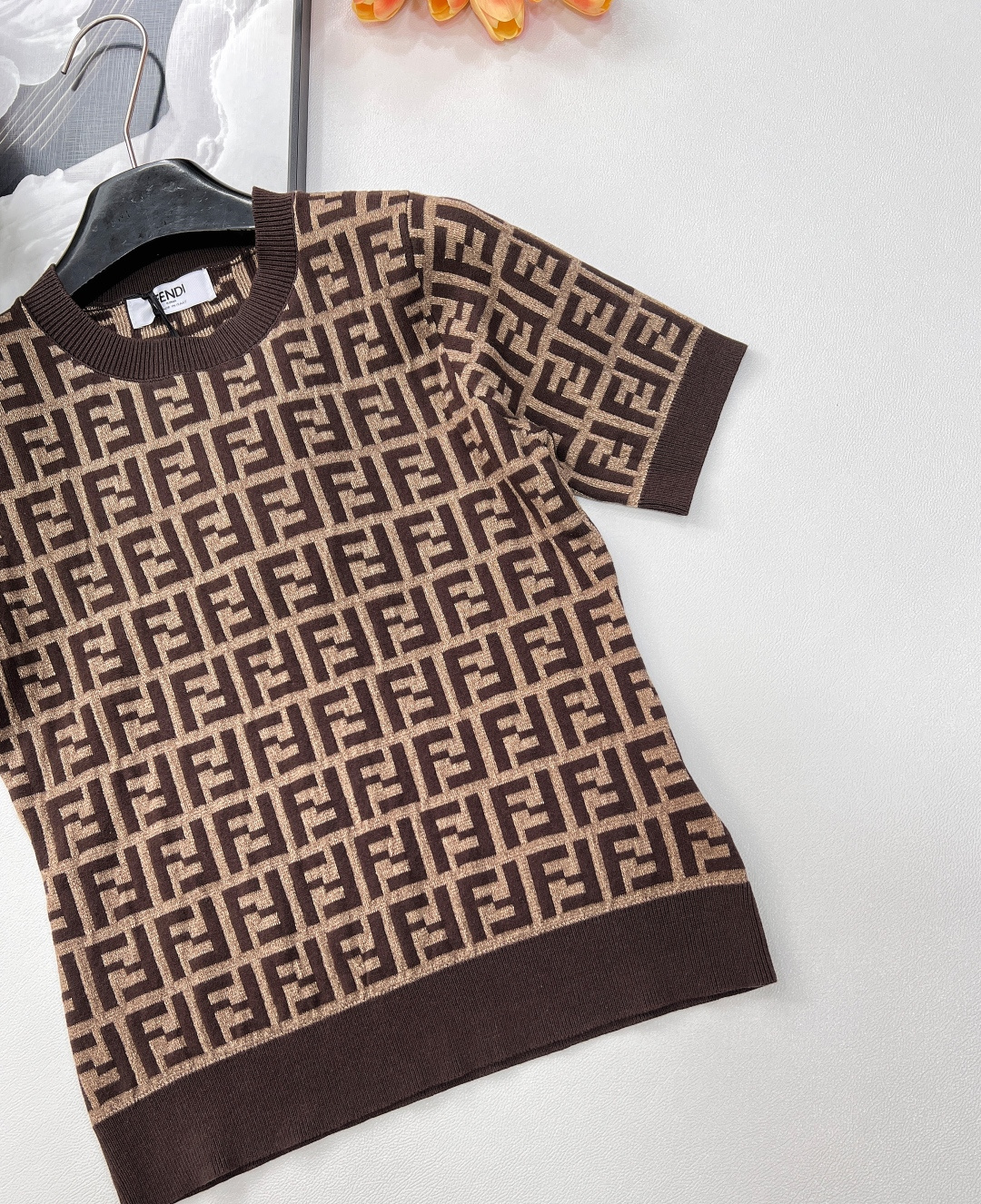 🆕Fendi 新款提花系列..🤎🤎🤎FF Logo针织短袖！超爱的这款 超级有气质！没穿之前可能感觉有点