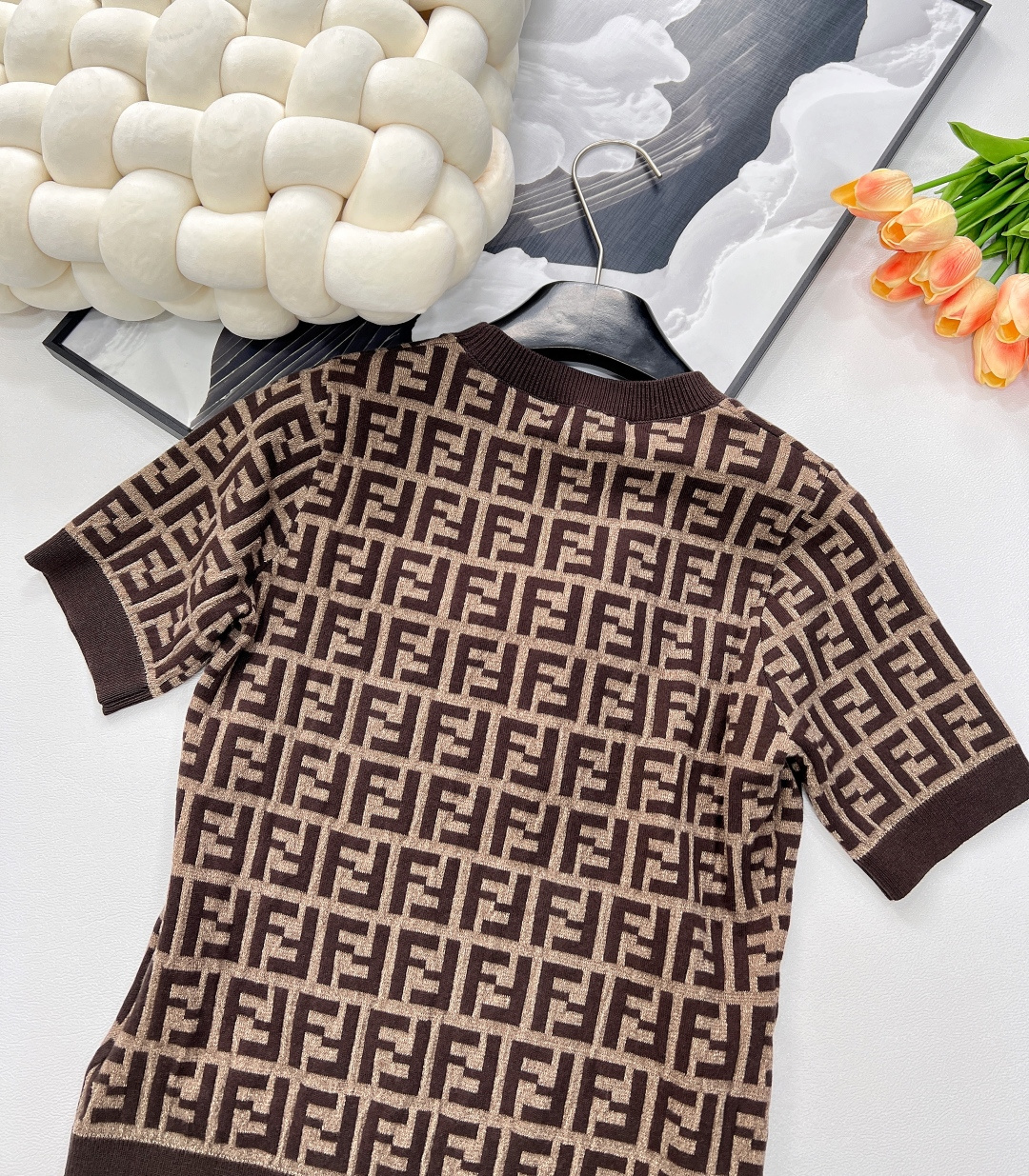 🆕Fendi 新款提花系列..🤎🤎🤎FF Logo针织短袖！超爱的这款 超级有气质！没穿之前可能感觉有点
