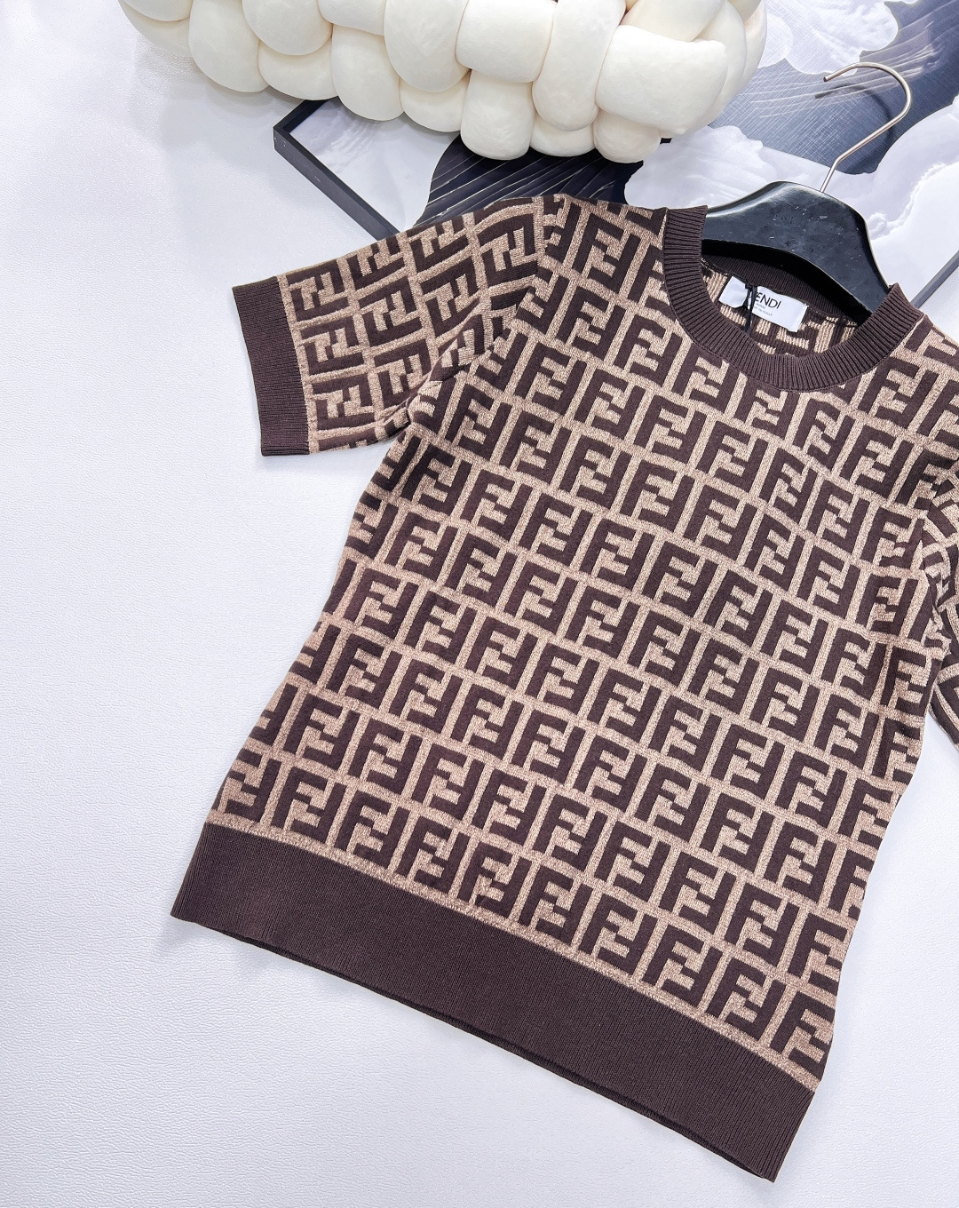 🆕Fendi 新款提花系列..🤎🤎🤎FF Logo针织短袖！超爱的这款 超级有气质！没穿之前可能感觉有点