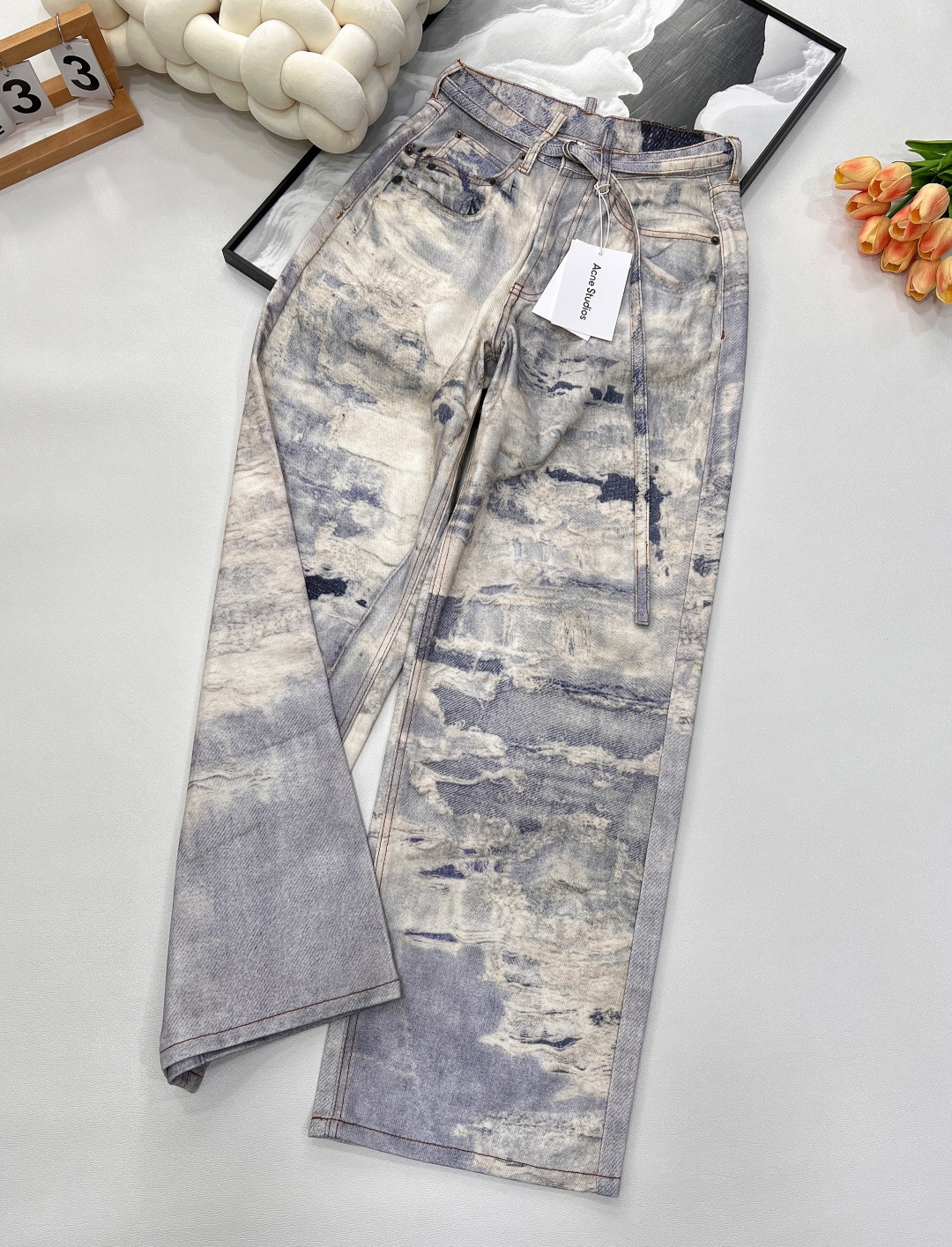 NO:622240,AcneStudios2025 new retro trendy brand AC style old water oil painting wasteland style wide leg slimming loose jeans,  The front buttons and placket are closed, and the back is LOGO micro-printed, continuing the genderless neutral style. It is both fashionable and practical at the same time. It is full of personality in casual matching, perfect vertical sense, and super good fit. I purchased YB 1 to 1 development. Jeans have always been the darling of the fashion industry, and these wide-leg pants bring perfect body proportions and unlimited aura!  Wear it and you will instantly become the focus of street fashion!  One color, 4 sizes, size 26/27/28/29, code A,,acne studios,dior,jeans,alexander wang19860909AcneStudios2025新款复古潮牌AC风格做旧水系油画废土风阔腿显瘦宽松牛仔裤, 正面纽扣和门襟禁锢,背面LOGO微标印花,延续无性别主义中性风格,时髦和实穿同时兼备,随意搭配都个性十足,垂直感满分,版型超好,购入YB1比1开发,牛仔裤一直是时尚界的宠儿,而这款阔腿裤更是带来了完媄的身材比例和无限的气场！穿上它,你将瞬间成为街头时尚的焦点！一色4码 尺码26/27/28/29 编码A,,acne studios,dior,jeans,alexander wang,Women's clothing