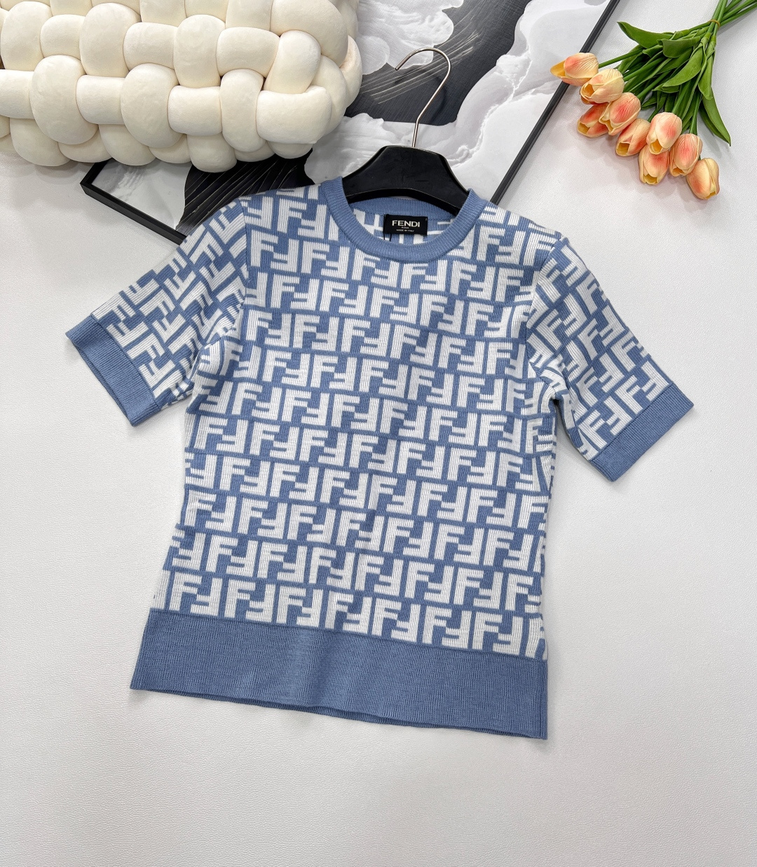 NO:622228,FENDI classic FF Logo letter jacquard sweater. This is really beautiful. You should wear it in spring. This kind of item that can enhance your temperament, bright and western style must be knitted by machines imported from Germany. Ordinary machines cannot knit it at all!  The fabric is super soft and delicate. The drape is very good. You will know the texture when you get it. The upper body comfort and texture are great. It is now available for sale. It is simple and elegant, which makes people look like foam in the spring breeze~ Only when you really wear this version will you know how slim it is. It is versatile and will not get tired no matter how you wear it. It is also my favorite style for daily wear!  Wear it to feel the romantic atmosphere of spring and summer ~ relaxed and comfortable high-end feeling, and the upper body has a great temperament!  size sml code,,fendi,alexander wang19860909FENDI 经典FFLogo字母提花针织衫 这款真的是美得冒泡春天里就要穿这种能抬人气质 明媚洋气的单品必须由德国进口机编织 普通机器根本织不出来！面料超级柔糯细腻 垂坠性非常好,到手就知道那种质感 上身舒适度和质感棒棒哒现货发售啦 简洁又大气让人看了如沫春风～ 这个版型真的上身才知道有多显瘦,百搭款 怎么穿都不会腻的款也是日常最爱穿的风格！ 穿上感受春夏的浪漫气息～轻松舒适的高级感 上身气质绝佳！ 尺码sml 编码,,fendi,alexander wang,Women's clothing