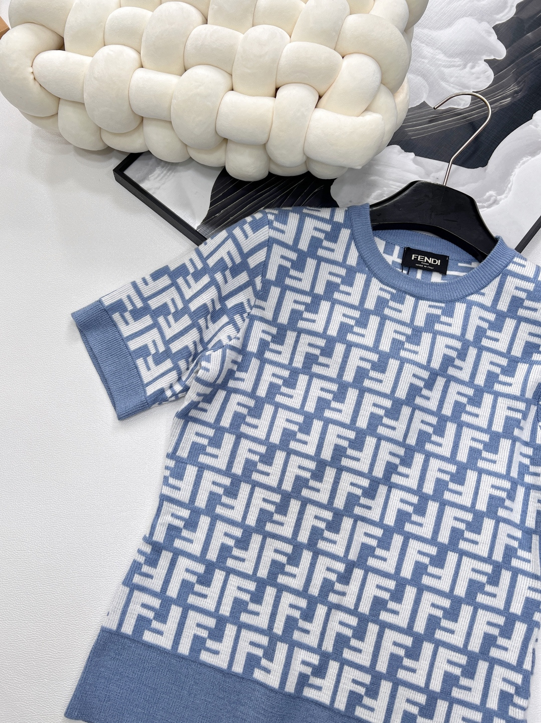 🆕 FENDI 经典FFLogo字母提花针织衫这款真的是美得冒泡😘春天里就要穿这种能抬人气质 明媚洋气的