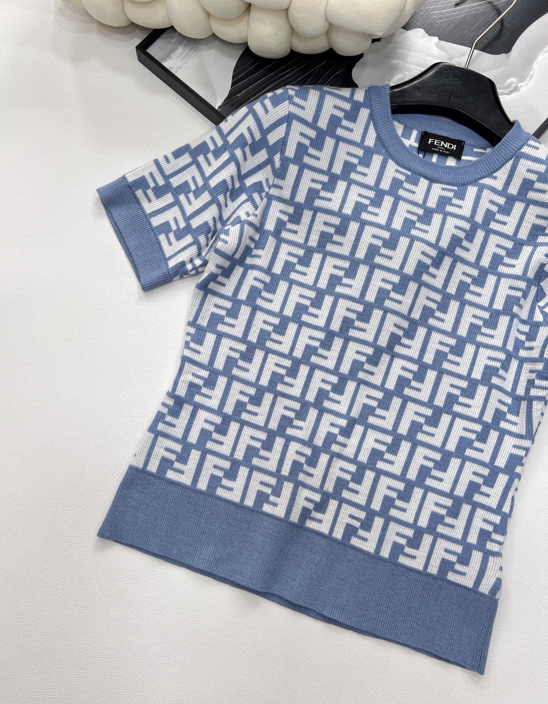 🆕 FENDI 经典FFLogo字母提花针织衫这款真的是美得冒泡😘春天里就要穿这种能抬人气质 明媚洋气的