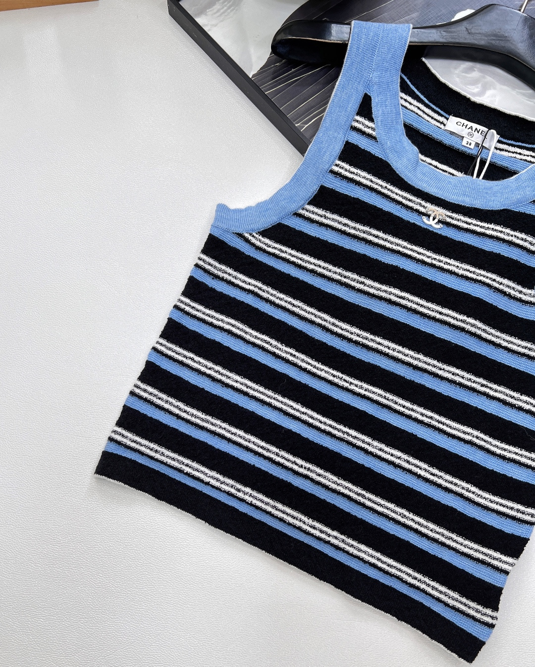 🆕Chanel25SS早春新款毛圈针织条纹背心丨高版出品！挖肩挂脖背心版型 通体满铺彩色条纹 重工钩针明