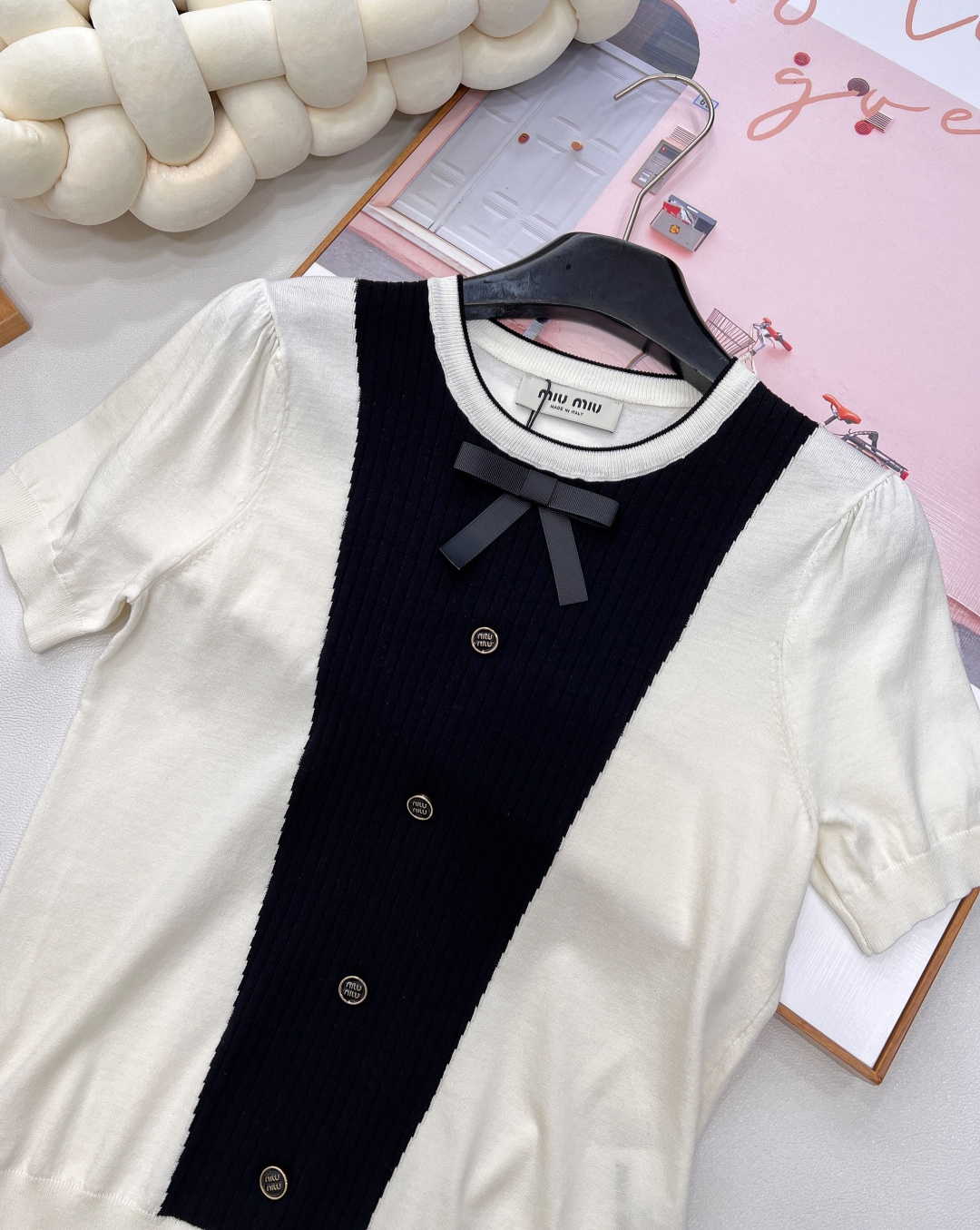 🆕Miumiu新款蝴蝶结撞色针织短袖，黑白撞色大胆且经典，鲜明色块拼接，瞬间打破常规，营造出强烈的视觉张