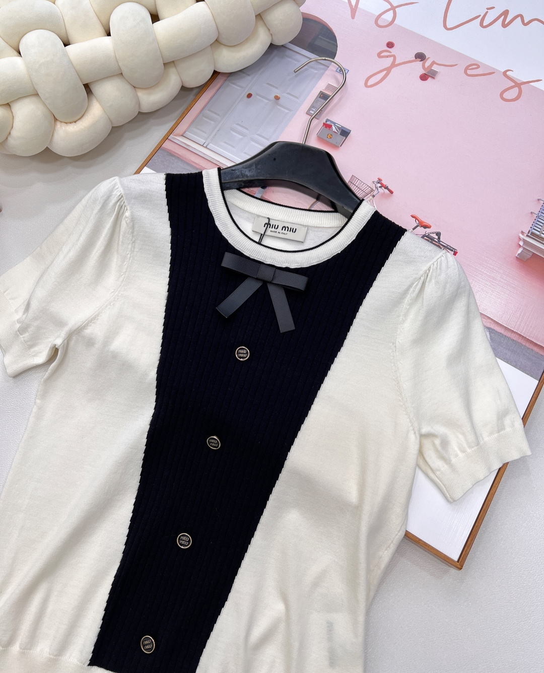 🆕Miumiu新款蝴蝶结撞色针织短袖，黑白撞色大胆且经典，鲜明色块拼接，瞬间打破常规，营造出强烈的视觉张