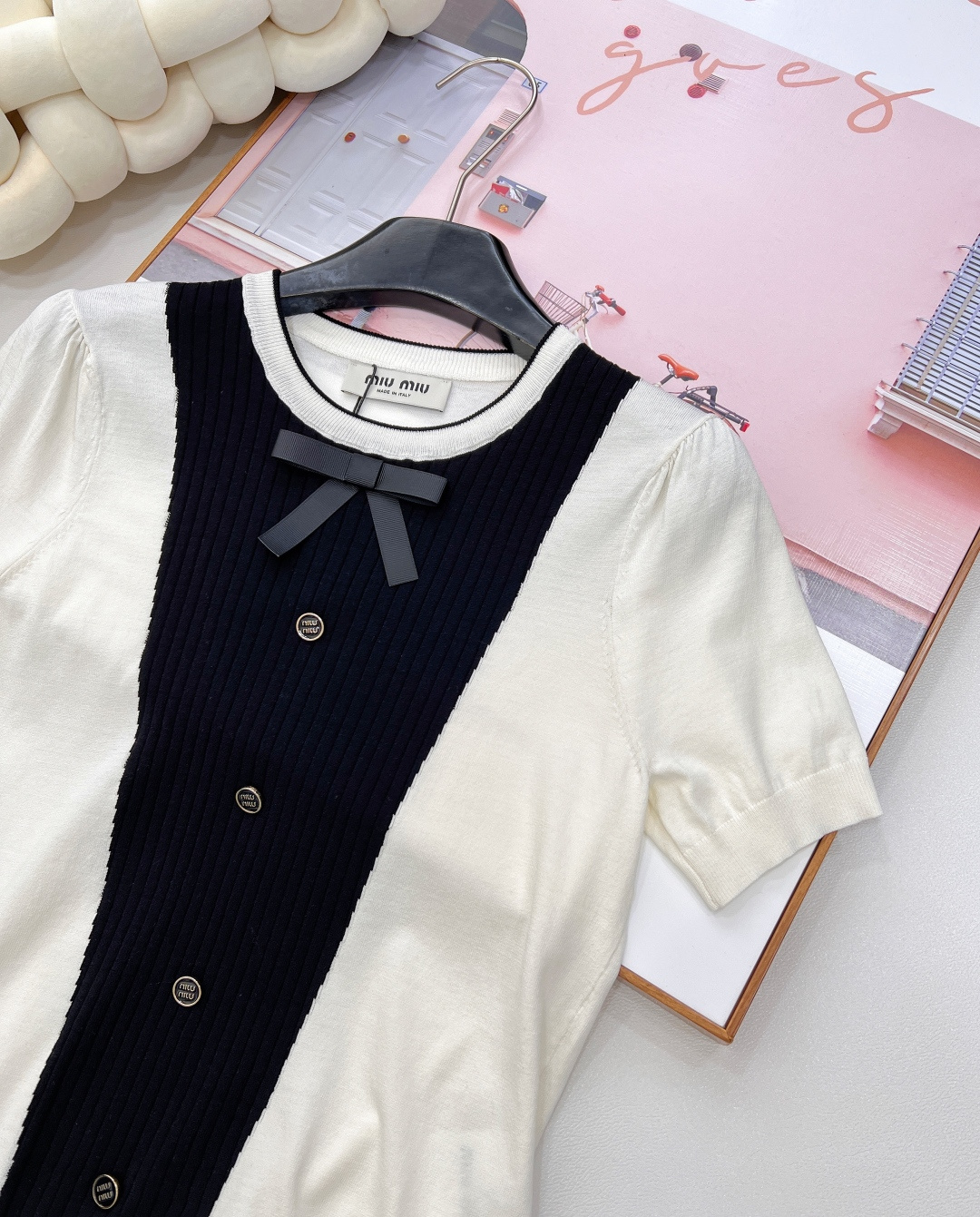 🆕Miumiu新款蝴蝶结撞色针织短袖，黑白撞色大胆且经典，鲜明色块拼接，瞬间打破常规，营造出强烈的视觉张