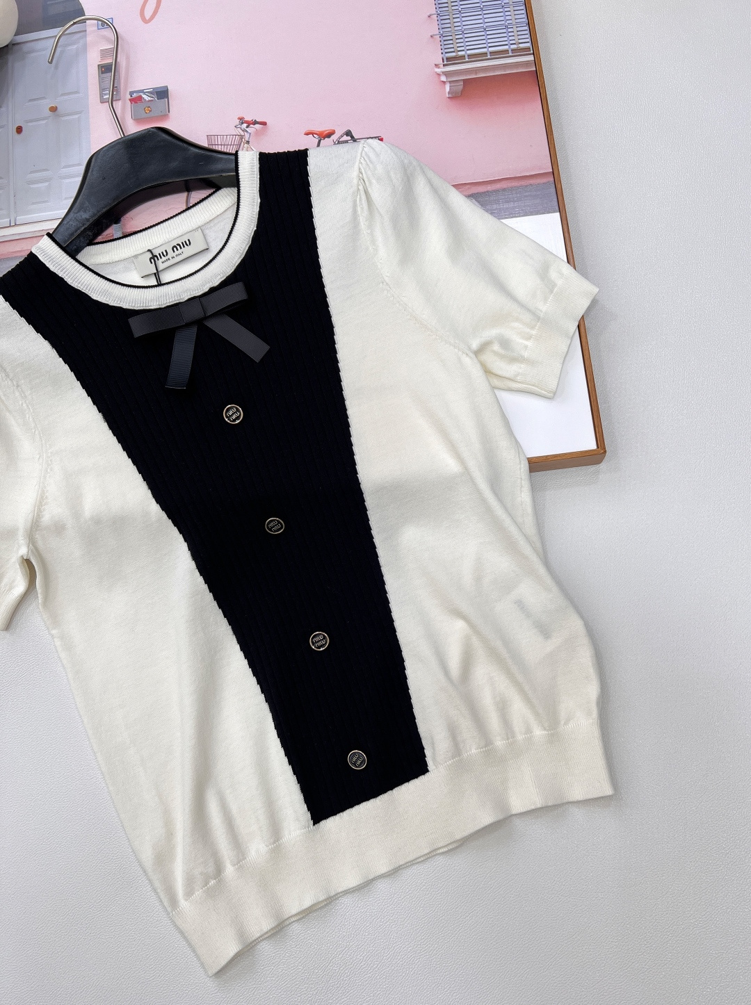🆕Miumiu新款蝴蝶结撞色针织短袖，黑白撞色大胆且经典，鲜明色块拼接，瞬间打破常规，营造出强烈的视觉张