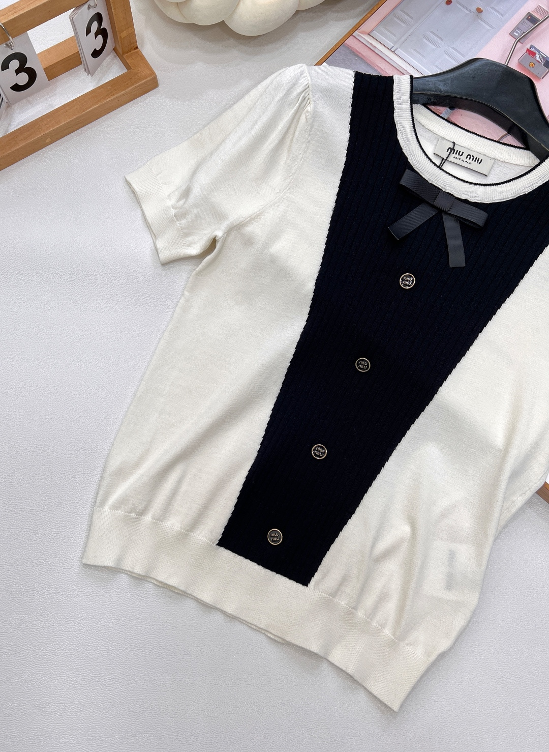 🆕Miumiu新款蝴蝶结撞色针织短袖，黑白撞色大胆且经典，鲜明色块拼接，瞬间打破常规，营造出强烈的视觉张