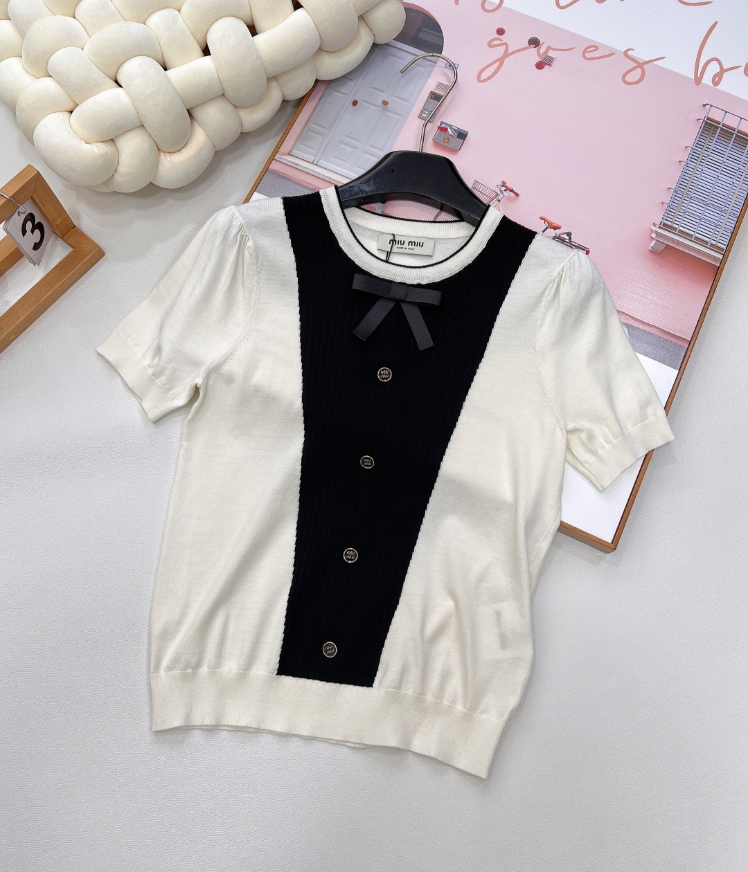 🆕Miumiu新款蝴蝶结撞色针织短袖，黑白撞色大胆且经典，鲜明色块拼接，瞬间打破常规，营造出强烈的视觉张