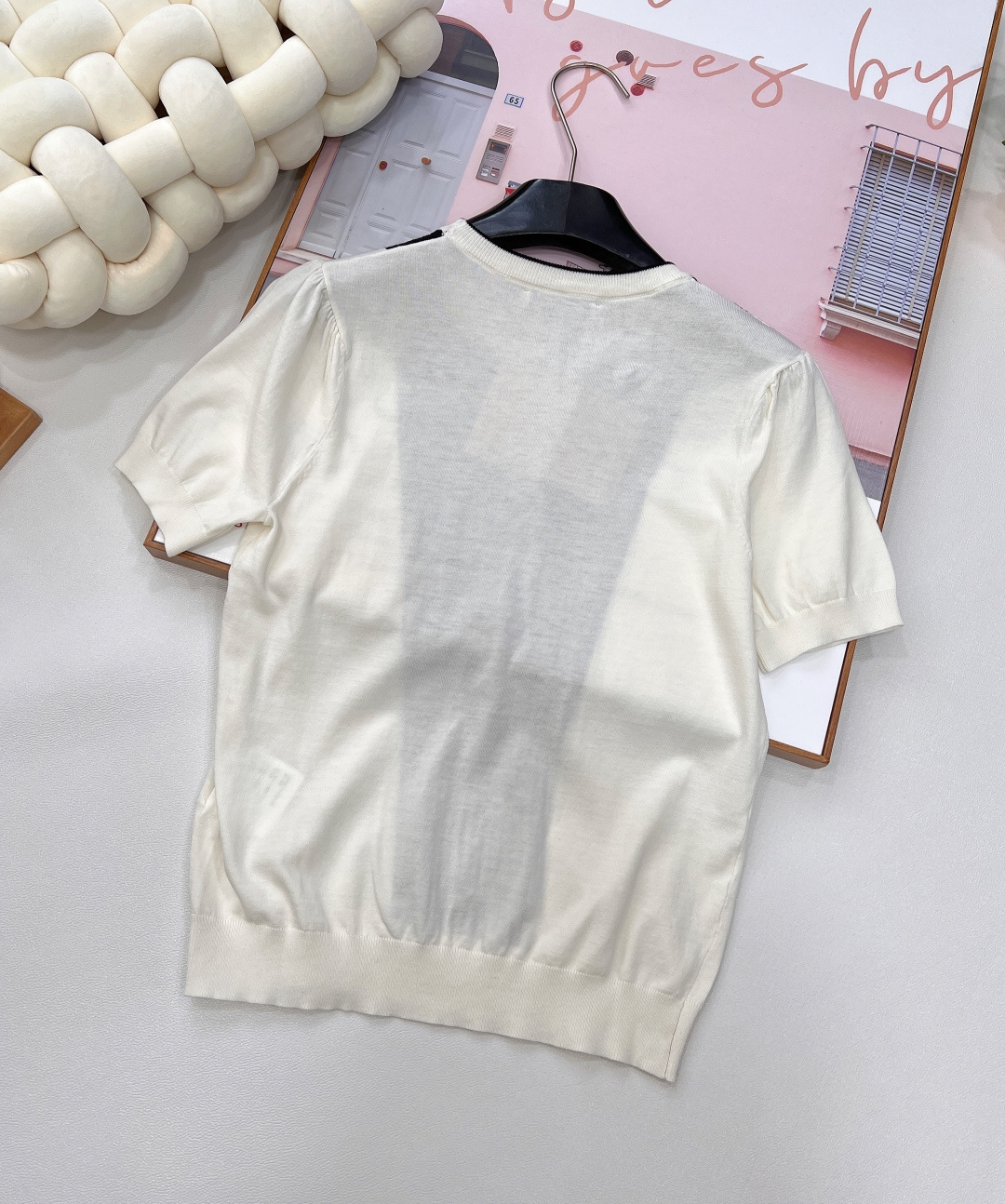 🆕Miumiu新款蝴蝶结撞色针织短袖，黑白撞色大胆且经典，鲜明色块拼接，瞬间打破常规，营造出强烈的视觉张