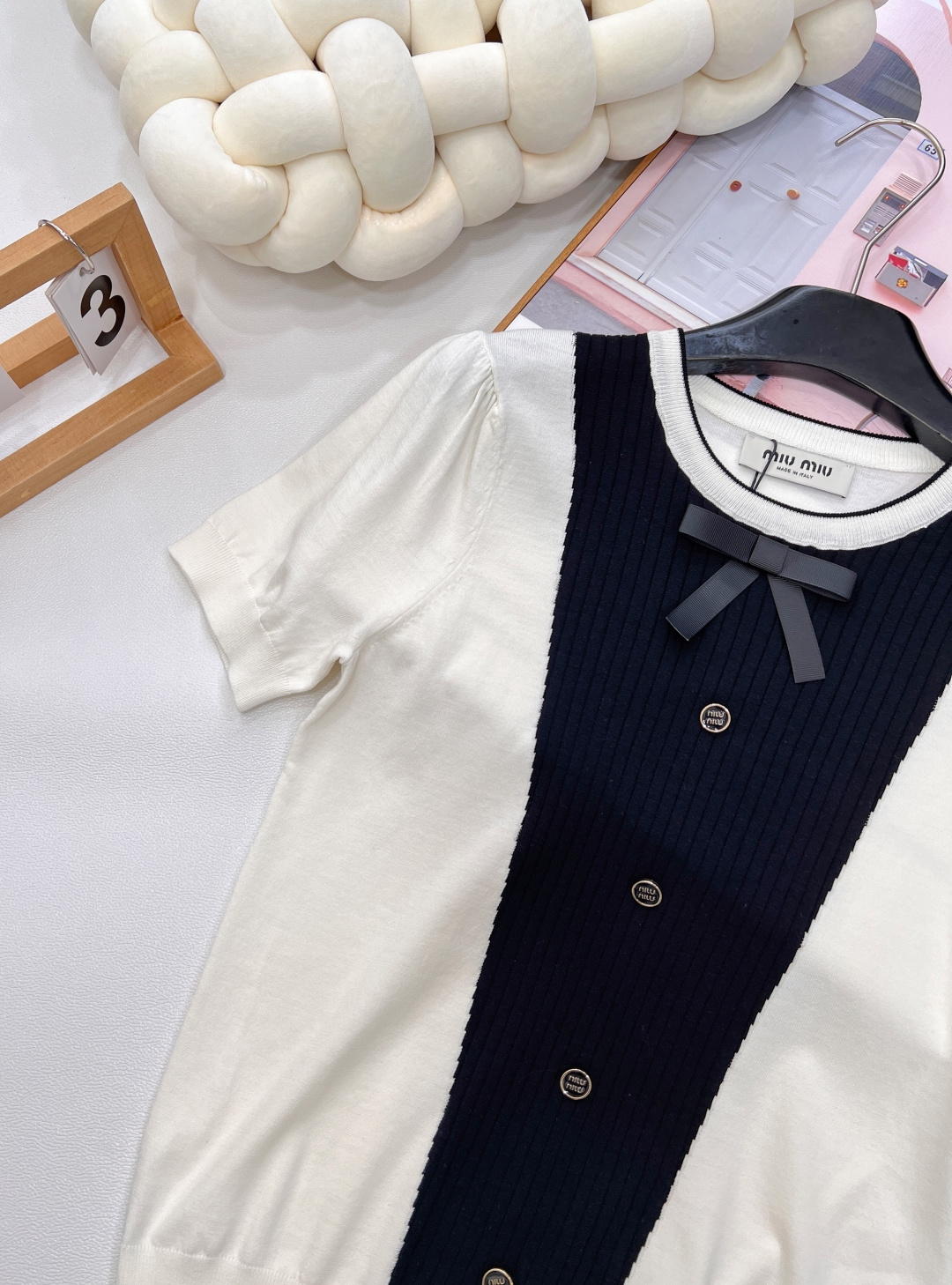 🆕Miumiu新款蝴蝶结撞色针织短袖，黑白撞色大胆且经典，鲜明色块拼接，瞬间打破常规，营造出强烈的视觉张