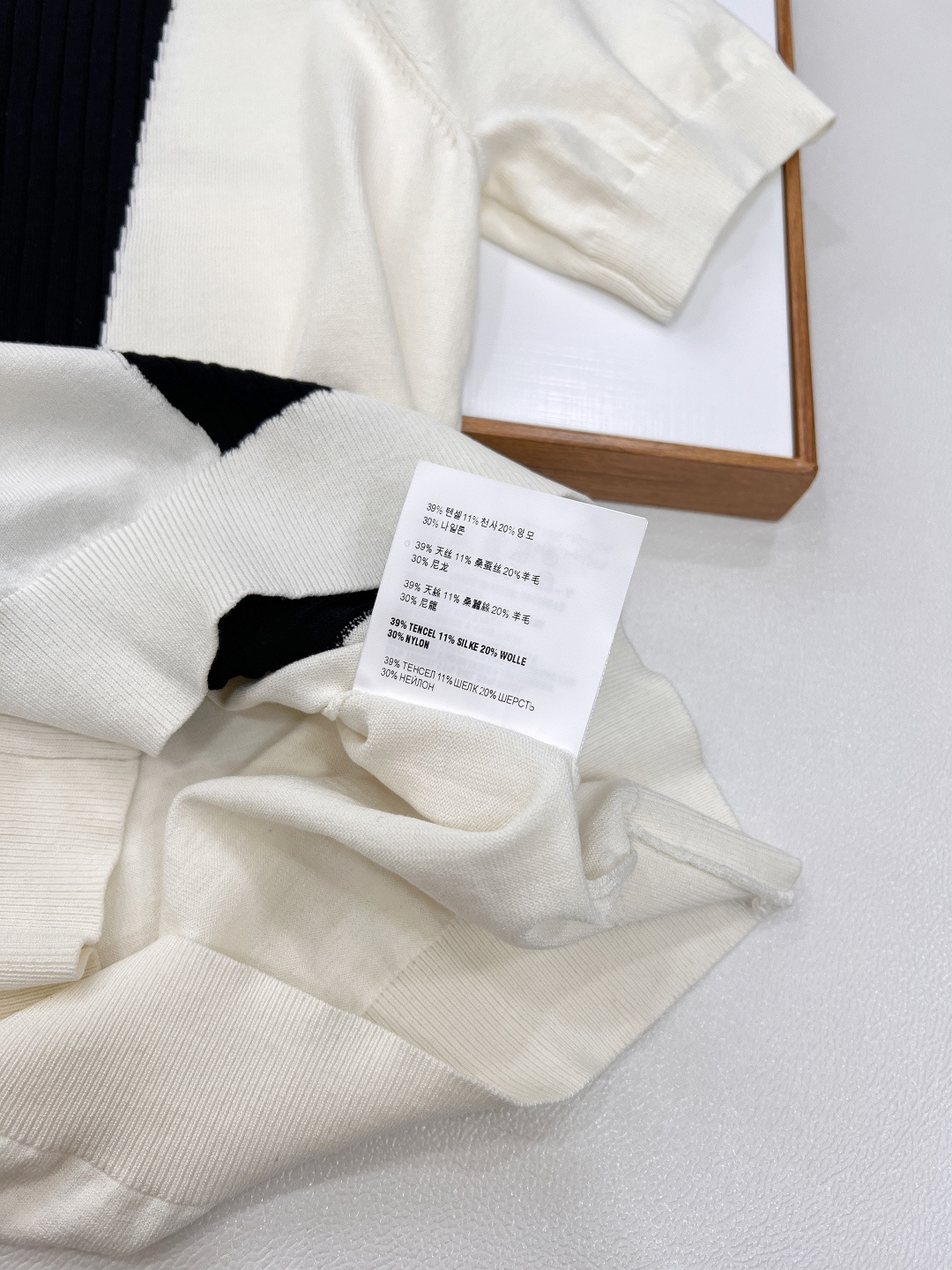 🆕Miumiu新款蝴蝶结撞色针织短袖，黑白撞色大胆且经典，鲜明色块拼接，瞬间打破常规，营造出强烈的视觉张