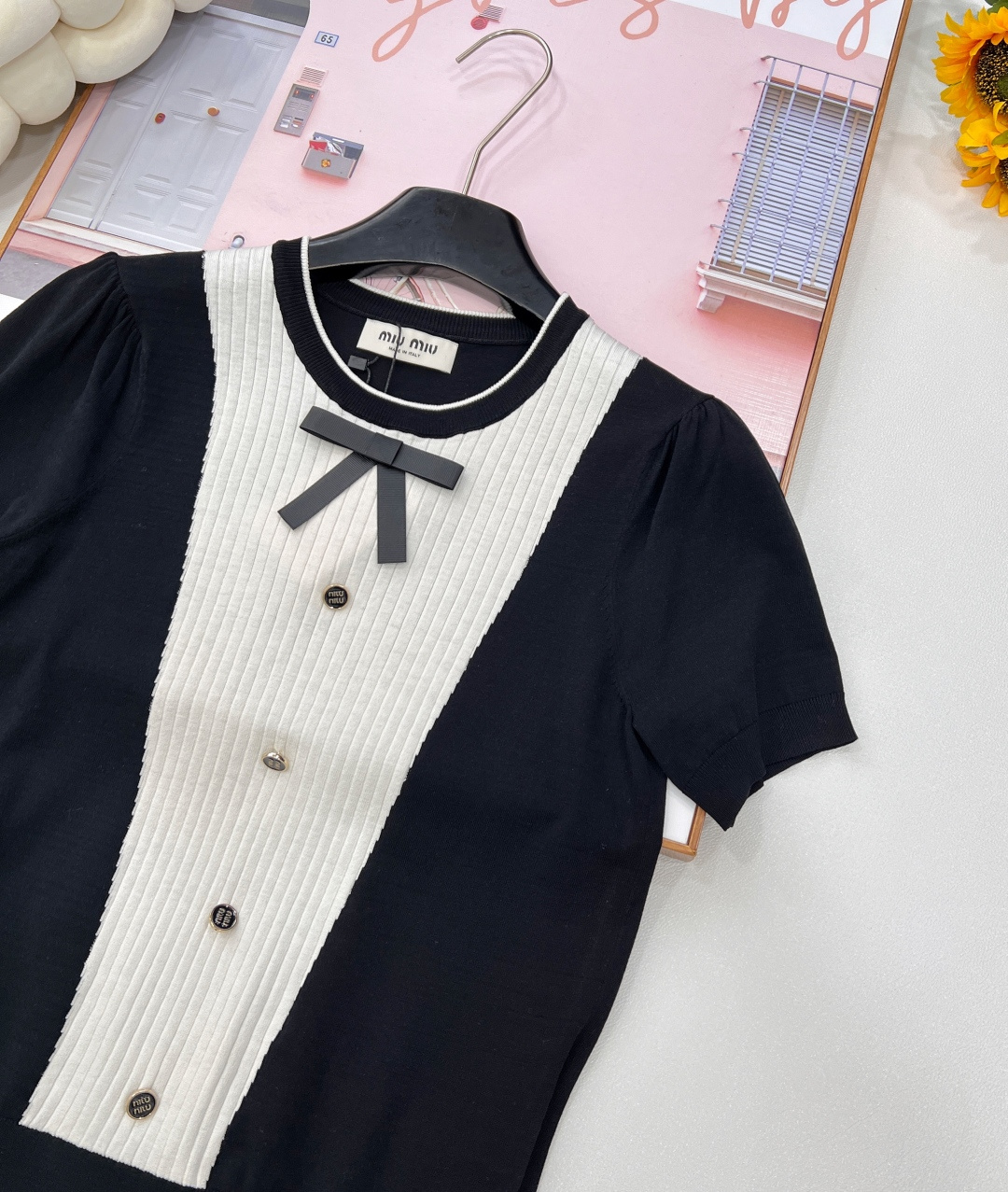 🆕Miumiu新款蝴蝶结撞色针织短袖，黑白撞色大胆且经典，鲜明色块拼接，瞬间打破常规，营造出强烈的视觉张