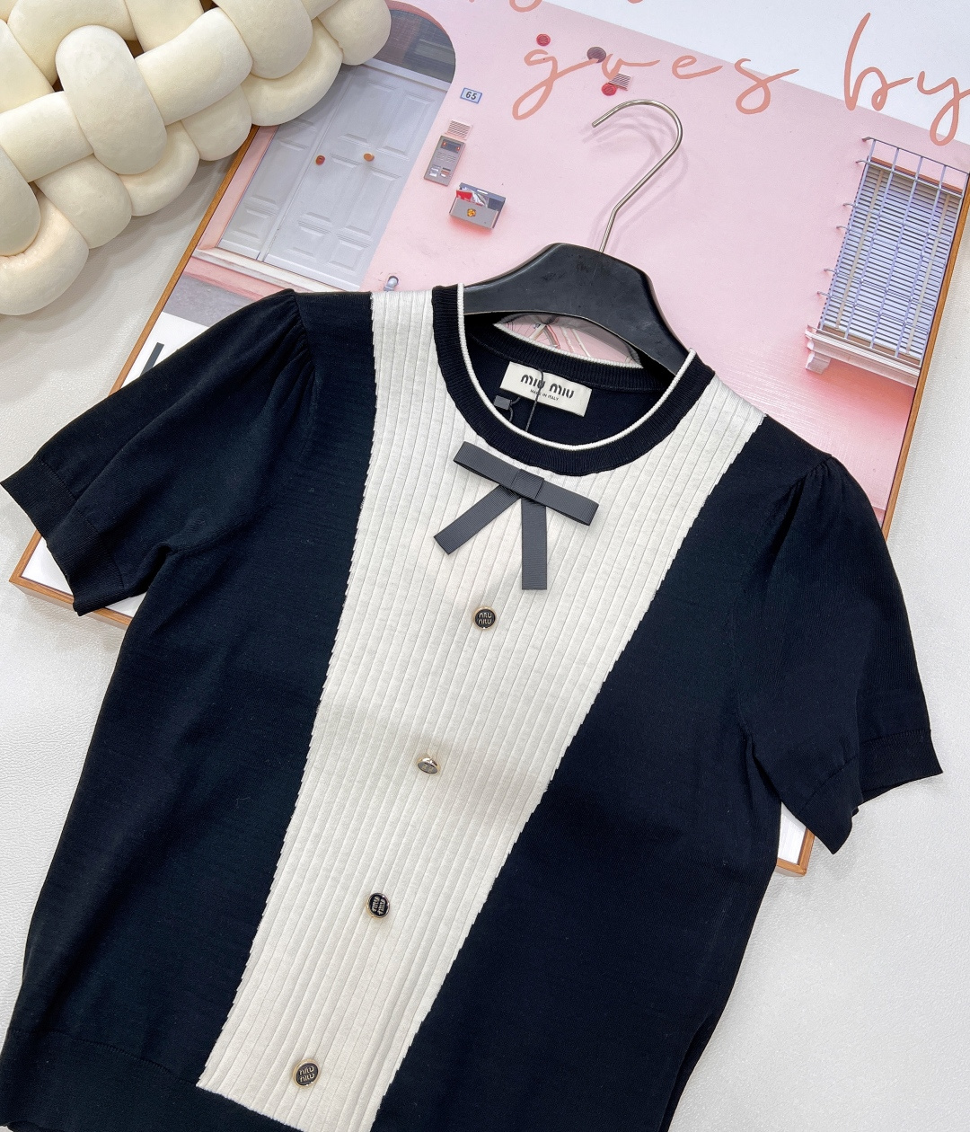 🆕Miumiu新款蝴蝶结撞色针织短袖，黑白撞色大胆且经典，鲜明色块拼接，瞬间打破常规，营造出强烈的视觉张