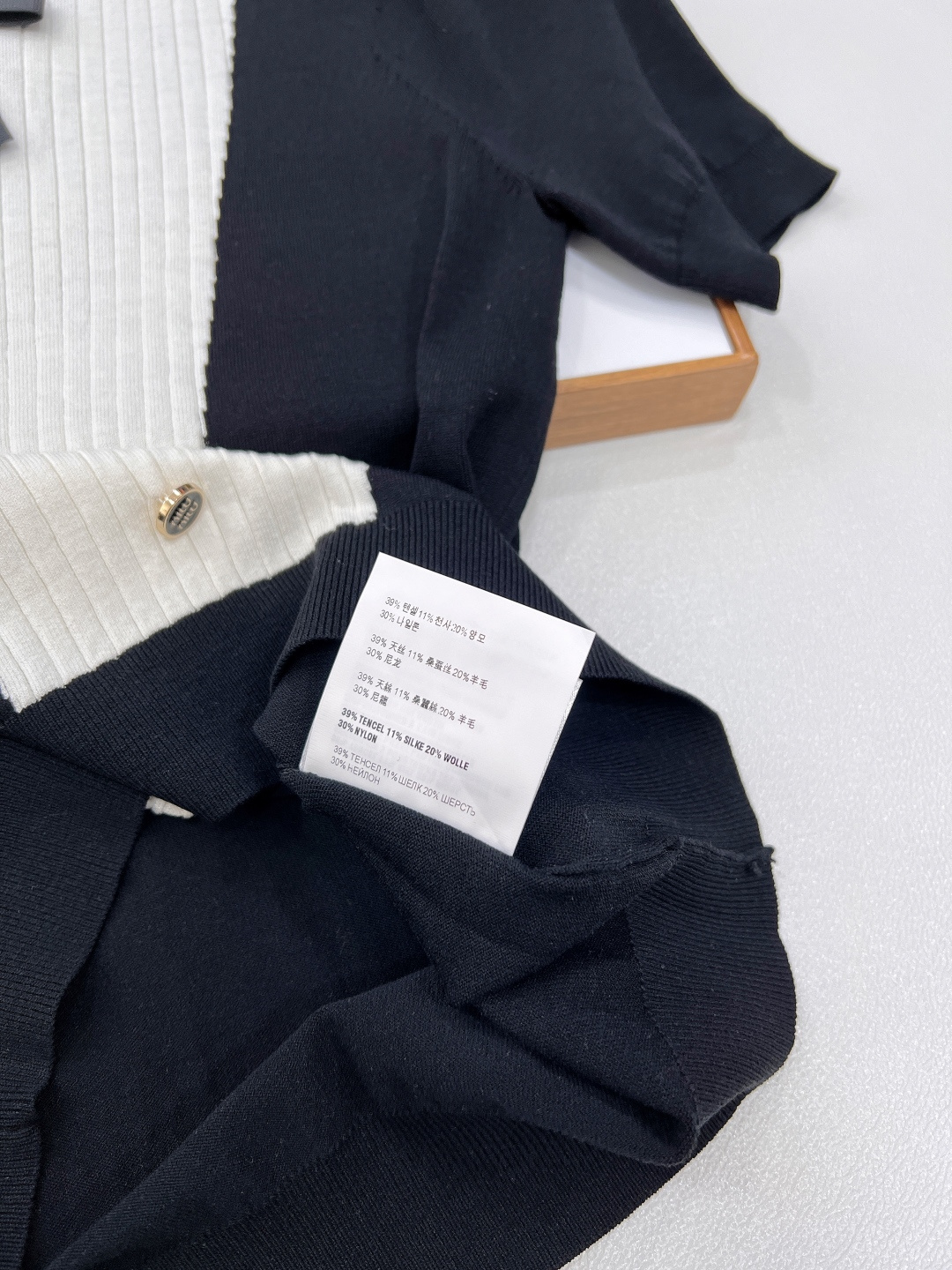 🆕Miumiu新款蝴蝶结撞色针织短袖，黑白撞色大胆且经典，鲜明色块拼接，瞬间打破常规，营造出强烈的视觉张