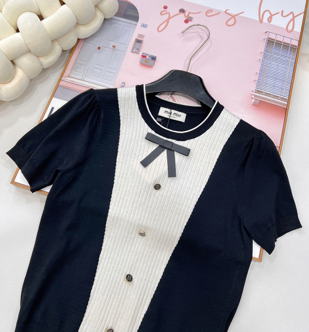 🆕Miumiu新款蝴蝶结撞色针织短袖，黑白撞色大胆且经典，鲜明色块拼接，瞬间打破常规，营造出强烈的视觉张