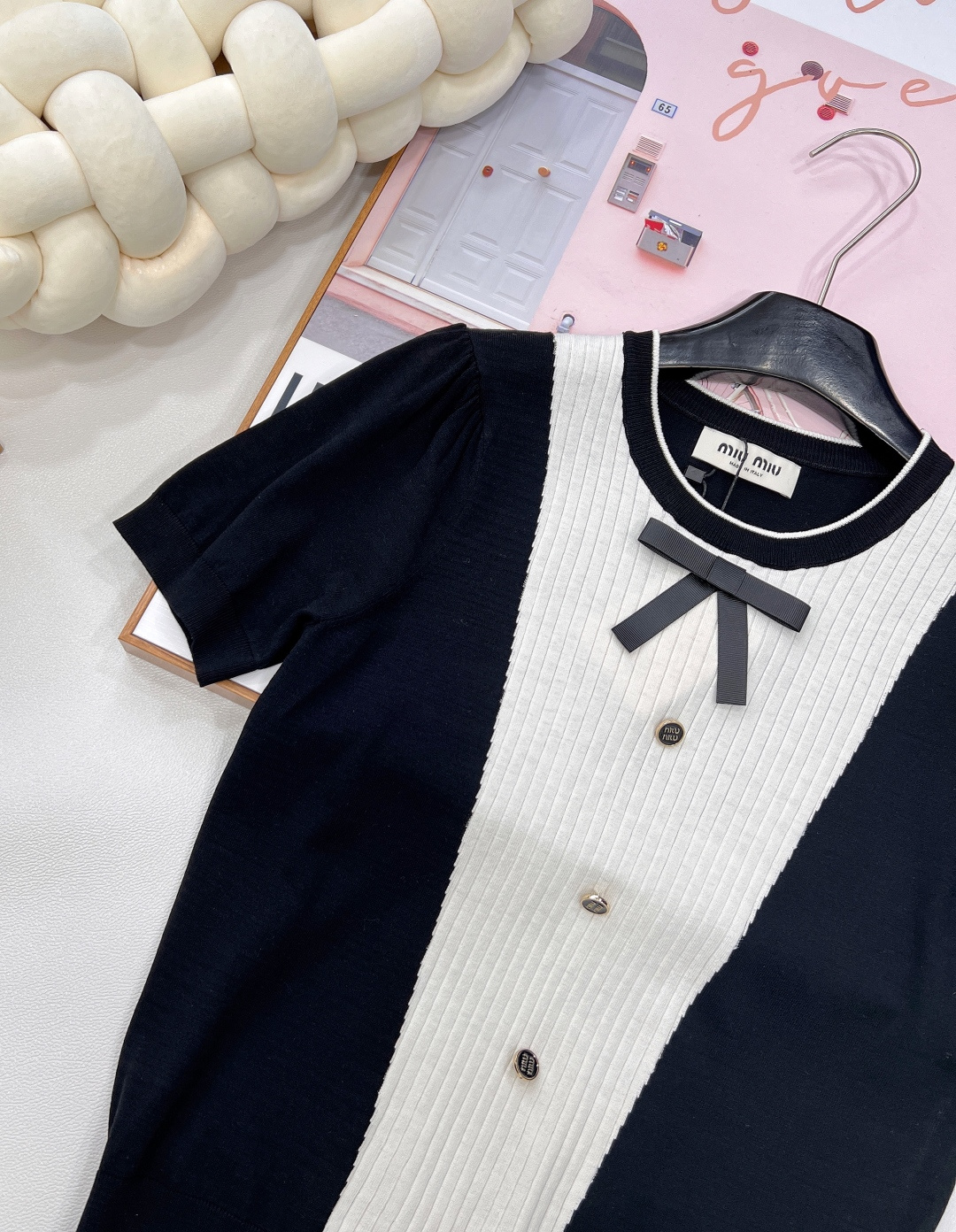 🆕Miumiu新款蝴蝶结撞色针织短袖，黑白撞色大胆且经典，鲜明色块拼接，瞬间打破常规，营造出强烈的视觉张