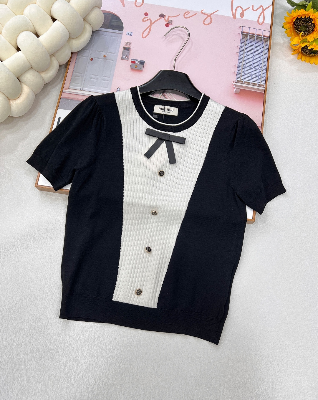 🆕Miumiu新款蝴蝶结撞色针织短袖，黑白撞色大胆且经典，鲜明色块拼接，瞬间打破常规，营造出强烈的视觉张