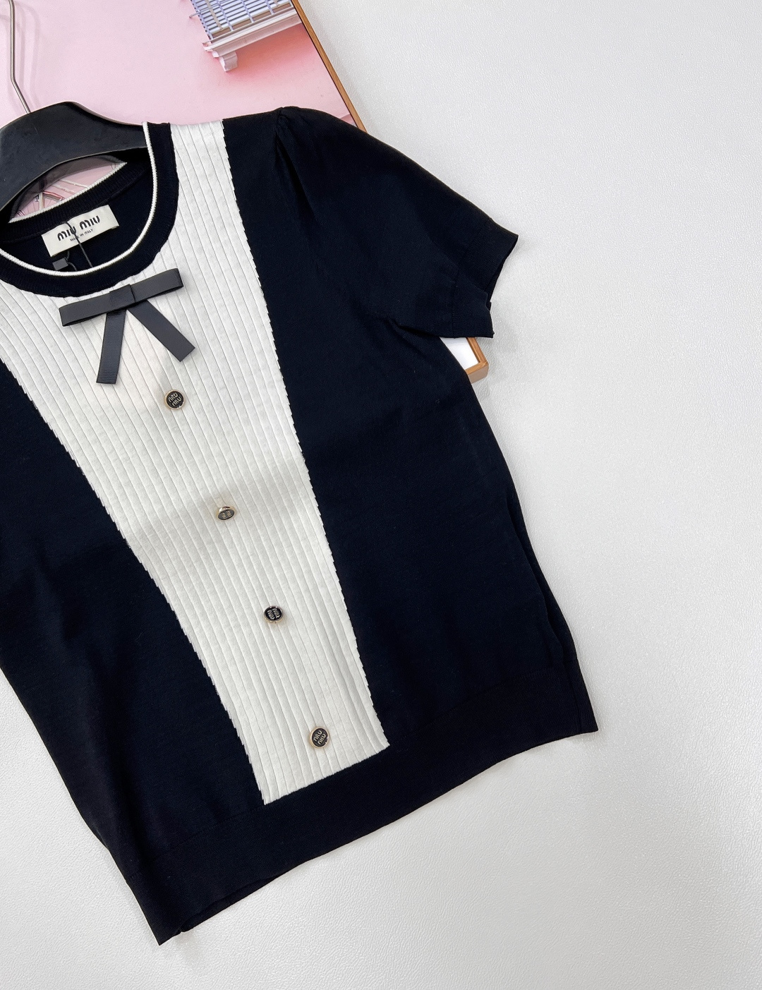 🆕Miumiu新款蝴蝶结撞色针织短袖，黑白撞色大胆且经典，鲜明色块拼接，瞬间打破常规，营造出强烈的视觉张