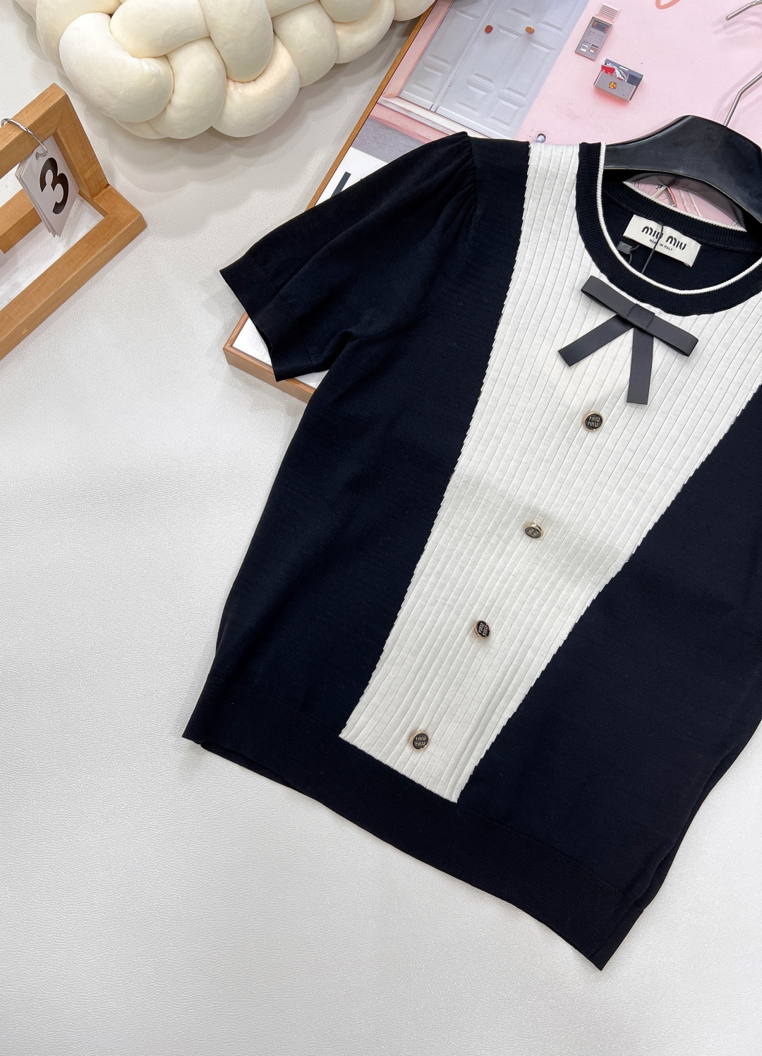 🆕Miumiu新款蝴蝶结撞色针织短袖，黑白撞色大胆且经典，鲜明色块拼接，瞬间打破常规，营造出强烈的视觉张