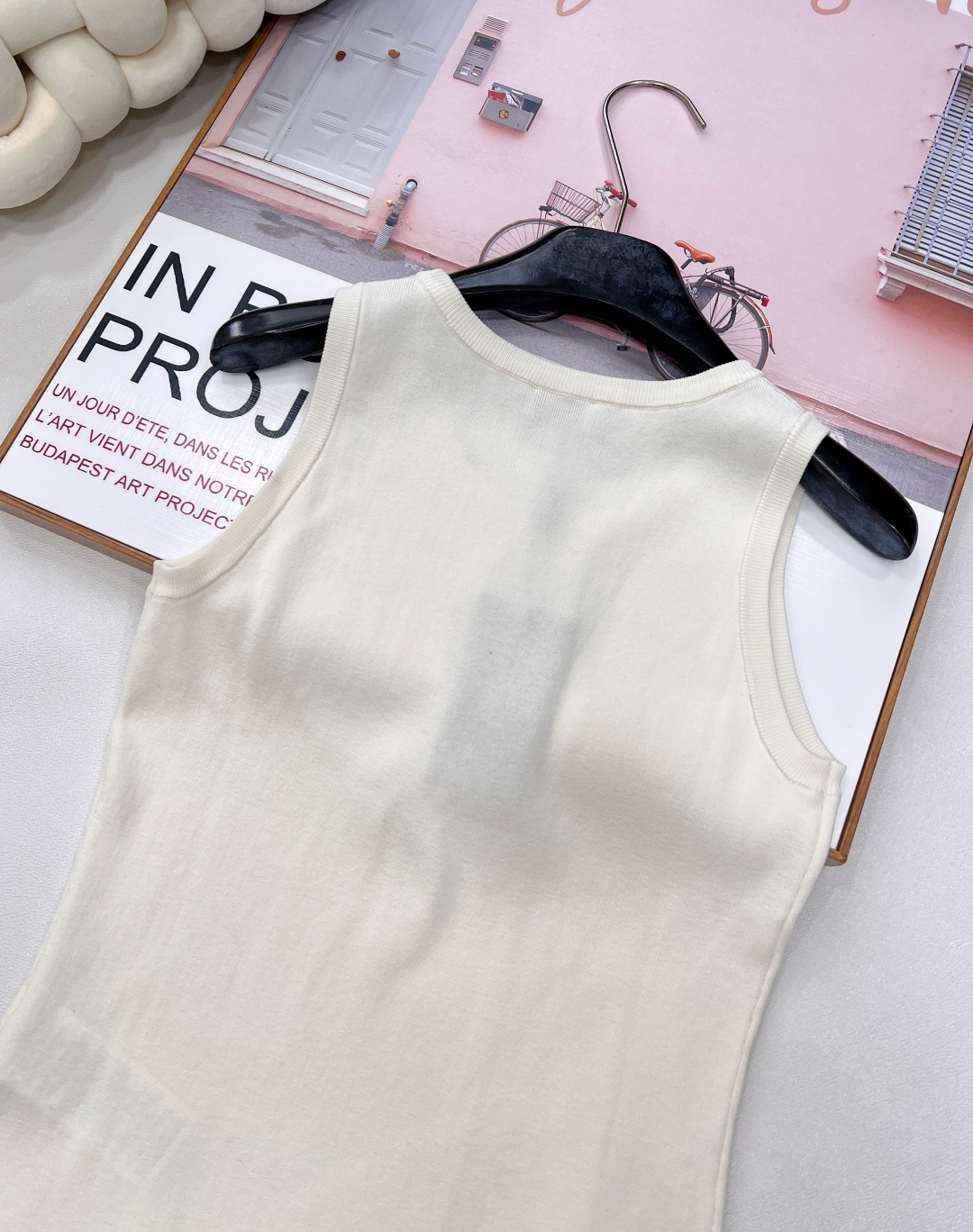 🆕YSL新款烫珠logo针织背心，以精湛工艺与时尚巧思，勾勒奢华风尚。简约无袖版型，流畅线条贴合身形，巧