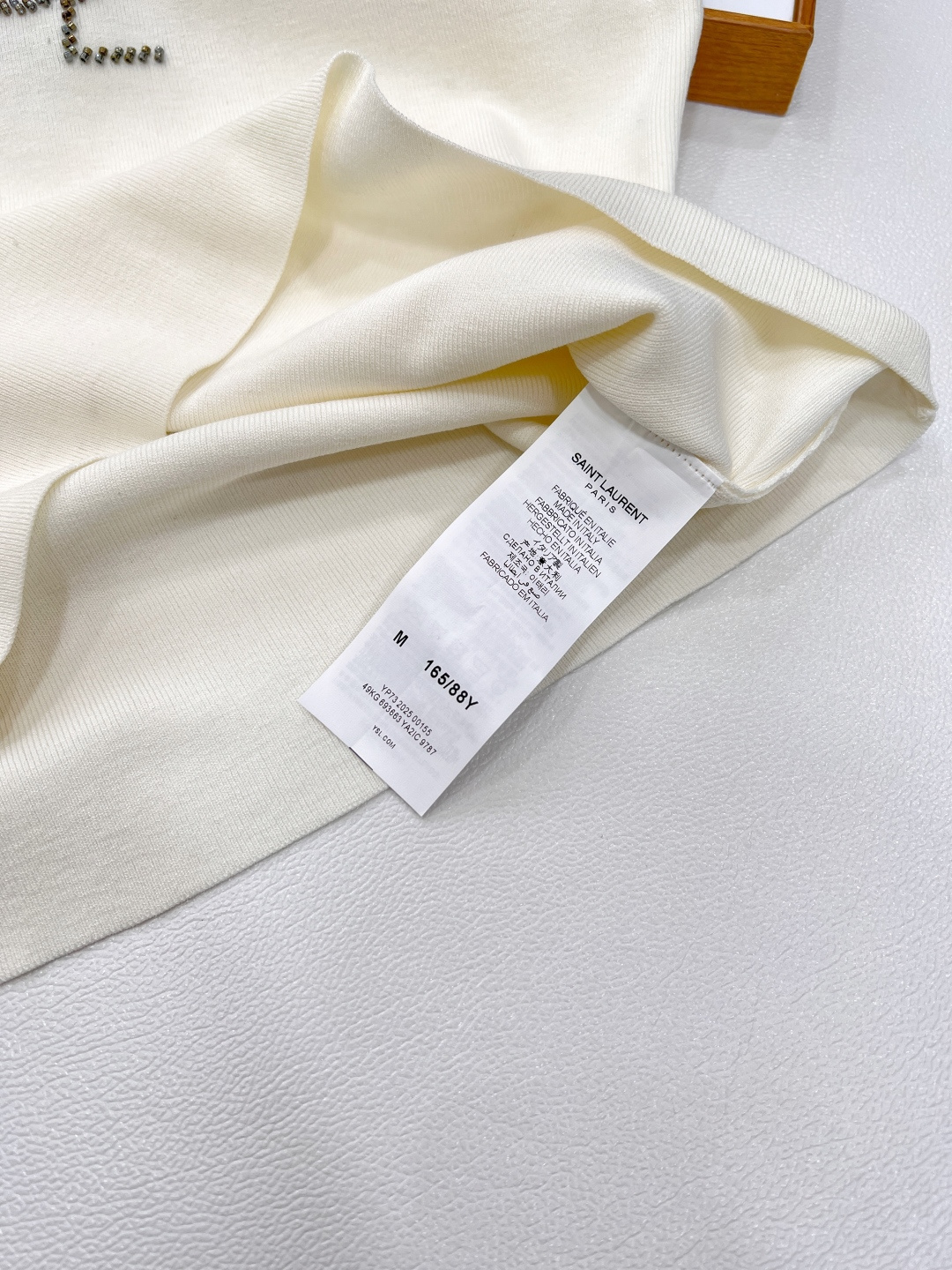 🆕YSL新款烫珠logo针织背心，以精湛工艺与时尚巧思，勾勒奢华风尚。简约无袖版型，流畅线条贴合身形，巧