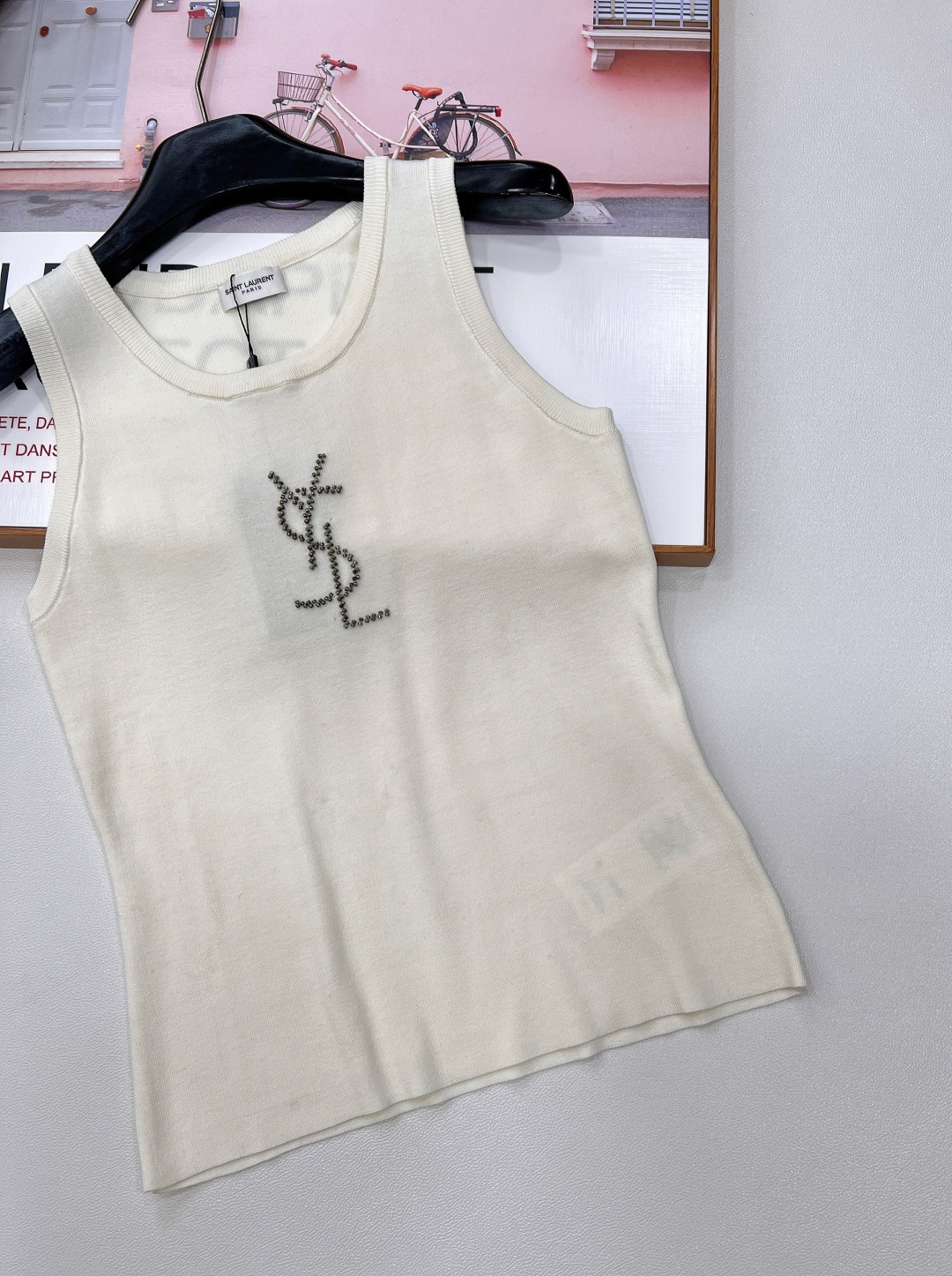 🆕YSL新款烫珠logo针织背心，以精湛工艺与时尚巧思，勾勒奢华风尚。简约无袖版型，流畅线条贴合身形，巧