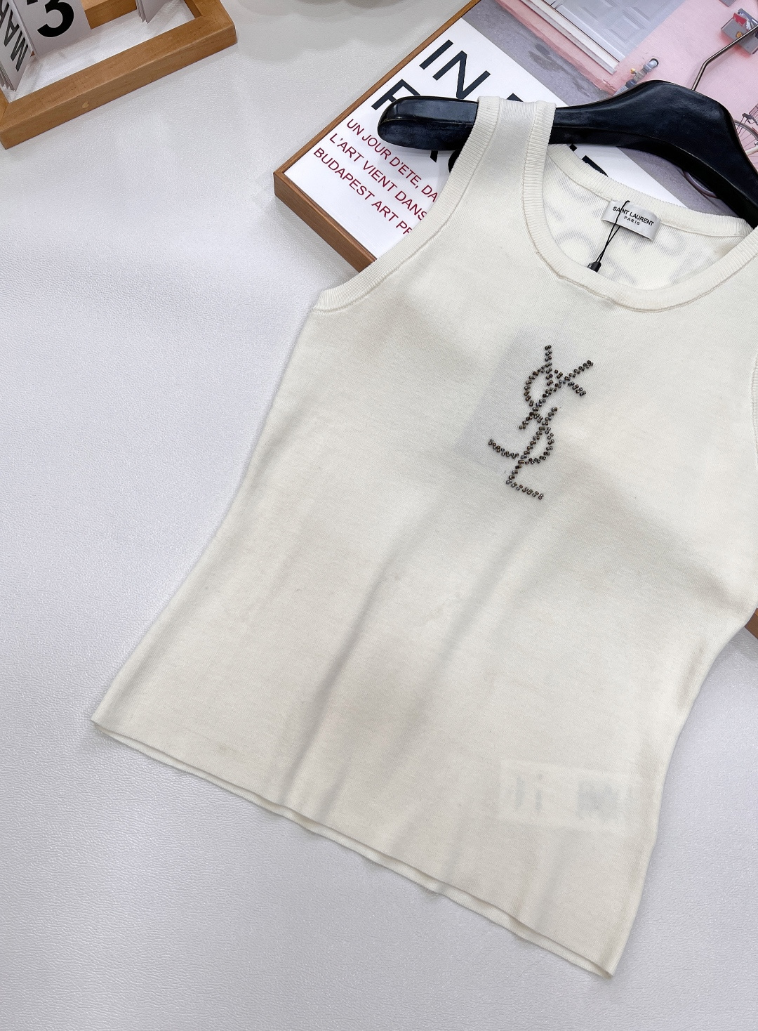 🆕YSL新款烫珠logo针织背心，以精湛工艺与时尚巧思，勾勒奢华风尚。简约无袖版型，流畅线条贴合身形，巧