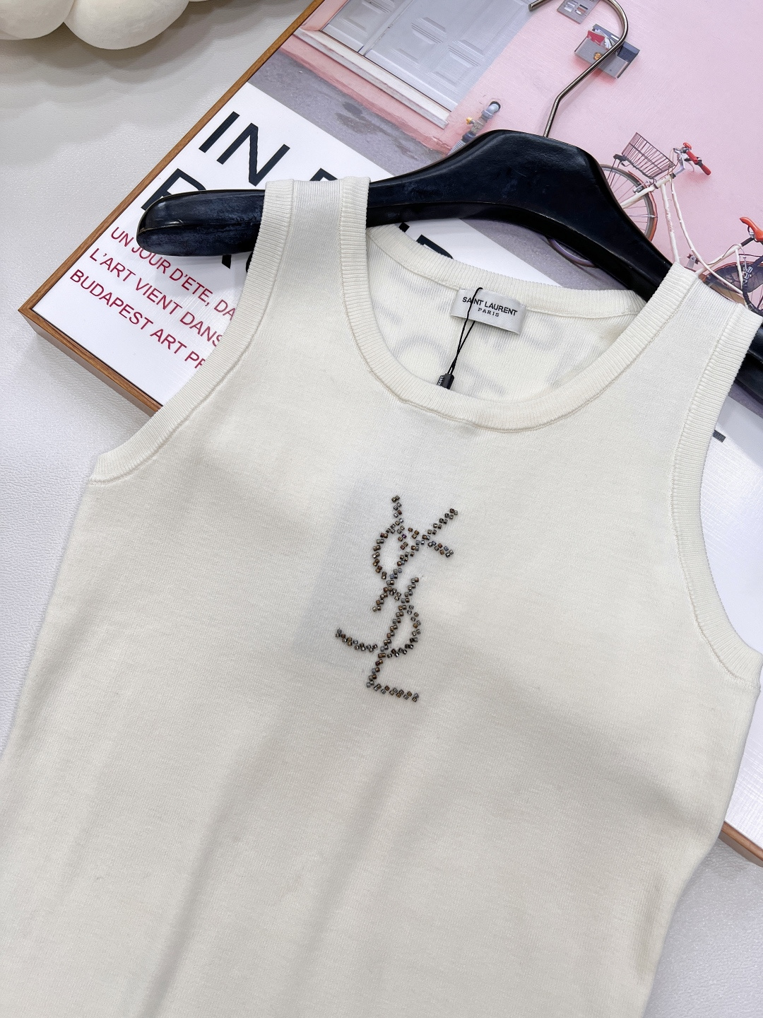 🆕YSL新款烫珠logo针织背心，以精湛工艺与时尚巧思，勾勒奢华风尚。简约无袖版型，流畅线条贴合身形，巧