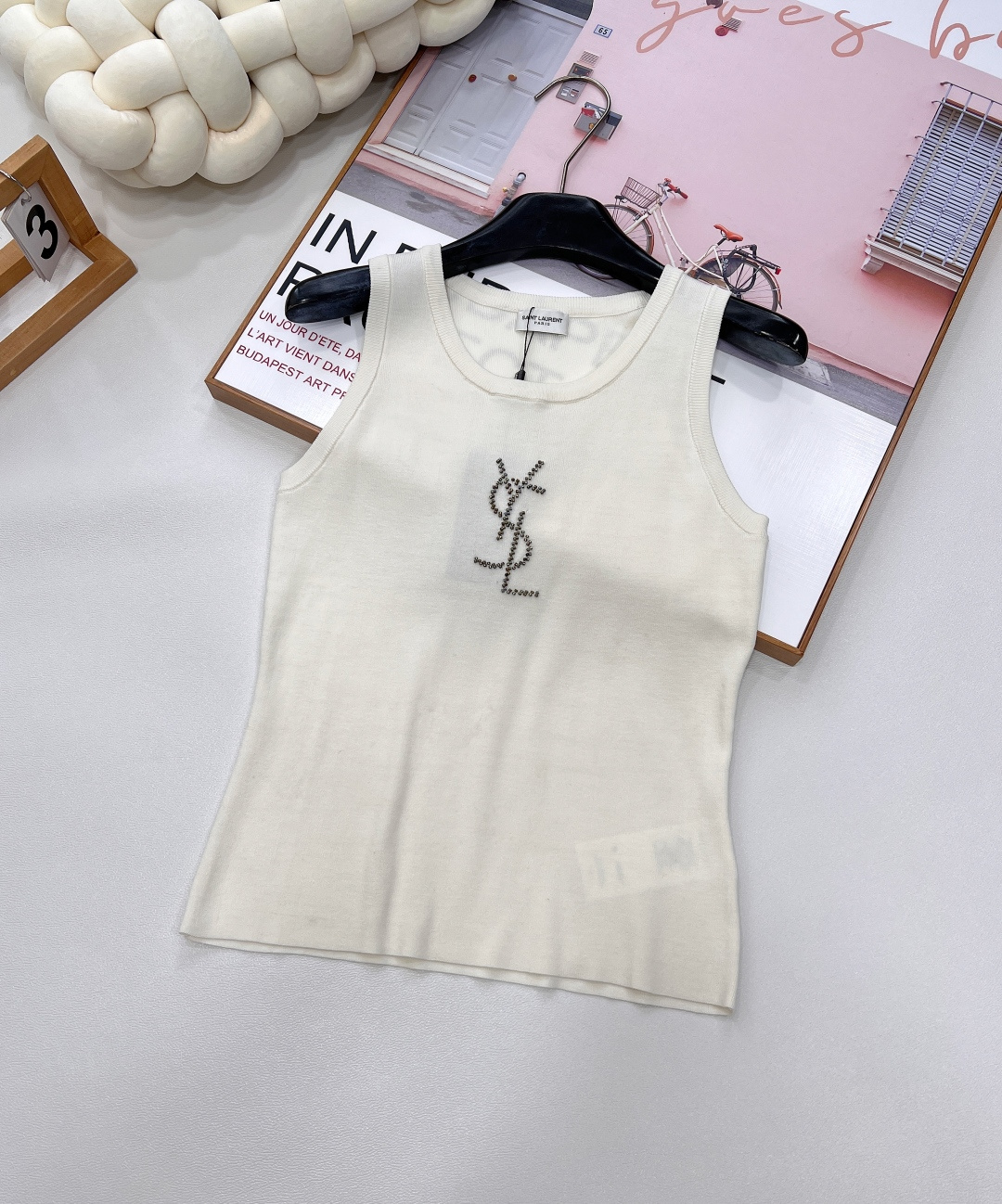 🆕YSL新款烫珠logo针织背心，以精湛工艺与时尚巧思，勾勒奢华风尚。简约无袖版型，流畅线条贴合身形，巧