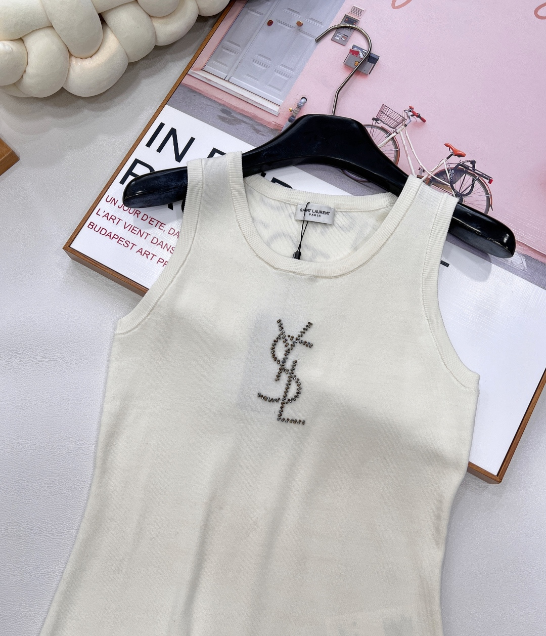 🆕YSL新款烫珠logo针织背心，以精湛工艺与时尚巧思，勾勒奢华风尚。简约无袖版型，流畅线条贴合身形，巧