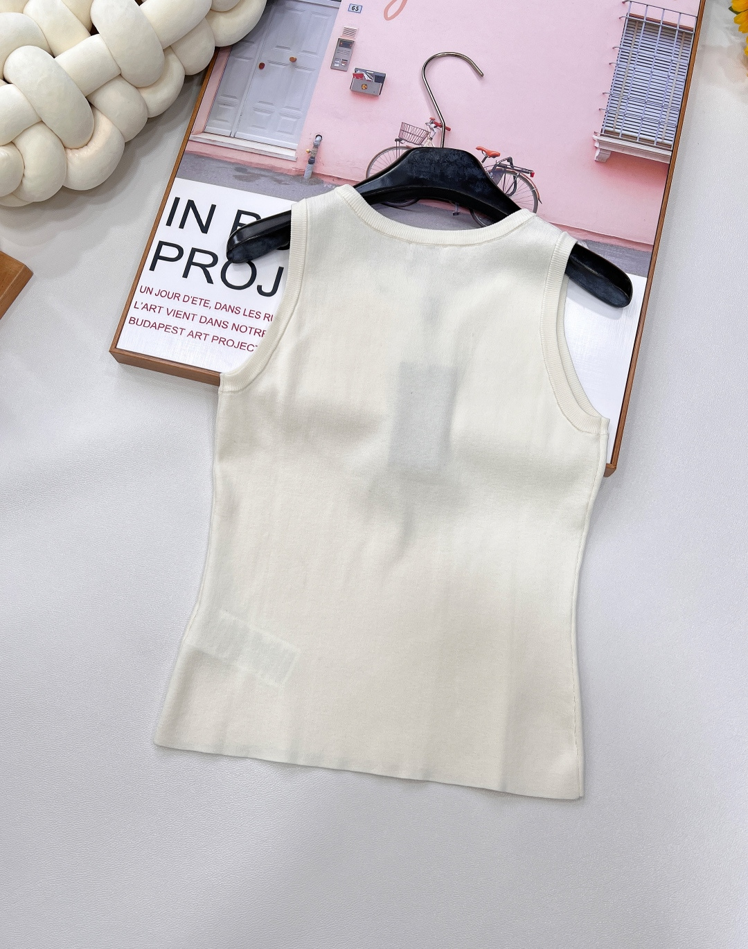 🆕YSL新款烫珠logo针织背心，以精湛工艺与时尚巧思，勾勒奢华风尚。简约无袖版型，流畅线条贴合身形，巧