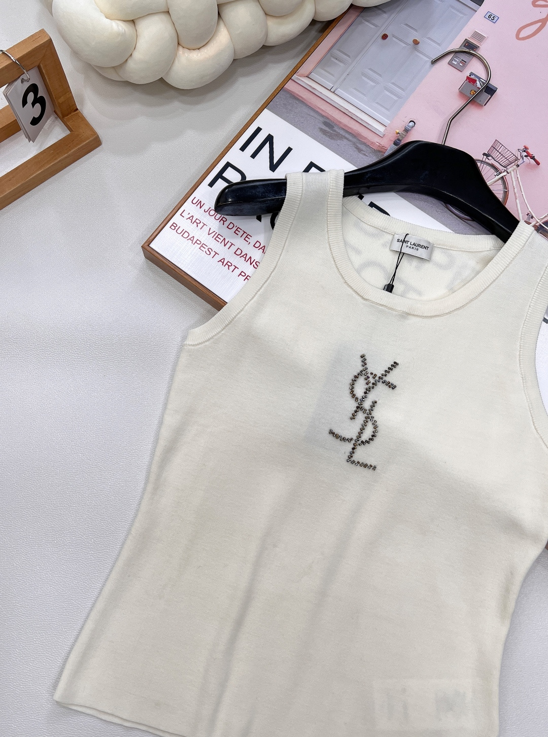 🆕YSL新款烫珠logo针织背心，以精湛工艺与时尚巧思，勾勒奢华风尚。简约无袖版型，流畅线条贴合身形，巧