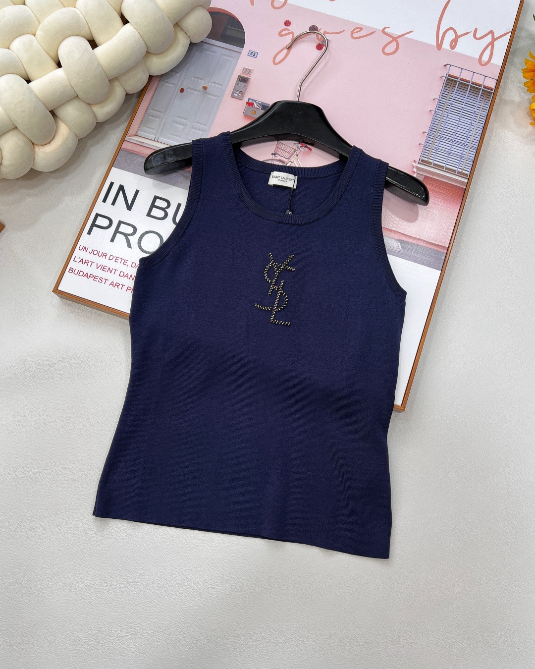 🆕YSL新款烫珠logo针织背心，以精湛工艺与时尚巧思，勾勒奢华风尚。简约无袖版型，流畅线条贴合身形，巧