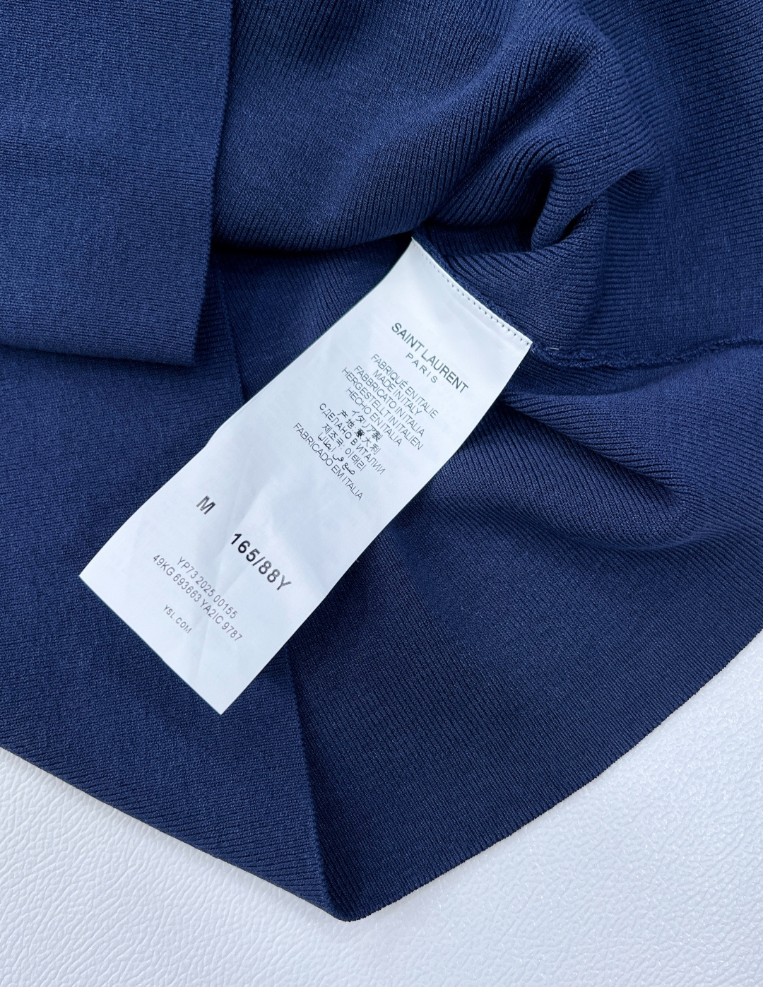 🆕YSL新款烫珠logo针织背心，以精湛工艺与时尚巧思，勾勒奢华风尚。简约无袖版型，流畅线条贴合身形，巧