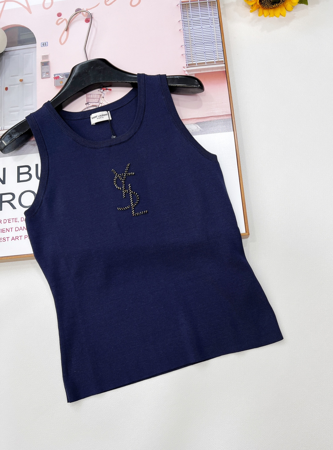 🆕YSL新款烫珠logo针织背心，以精湛工艺与时尚巧思，勾勒奢华风尚。简约无袖版型，流畅线条贴合身形，巧
