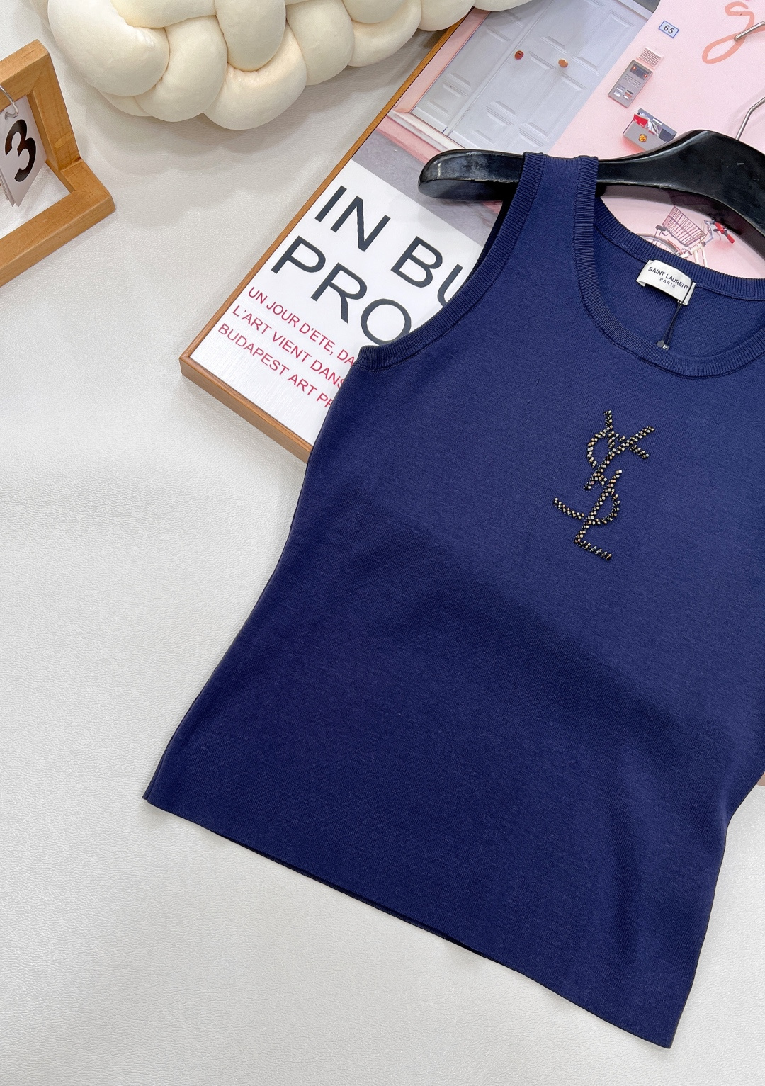 🆕YSL新款烫珠logo针织背心，以精湛工艺与时尚巧思，勾勒奢华风尚。简约无袖版型，流畅线条贴合身形，巧