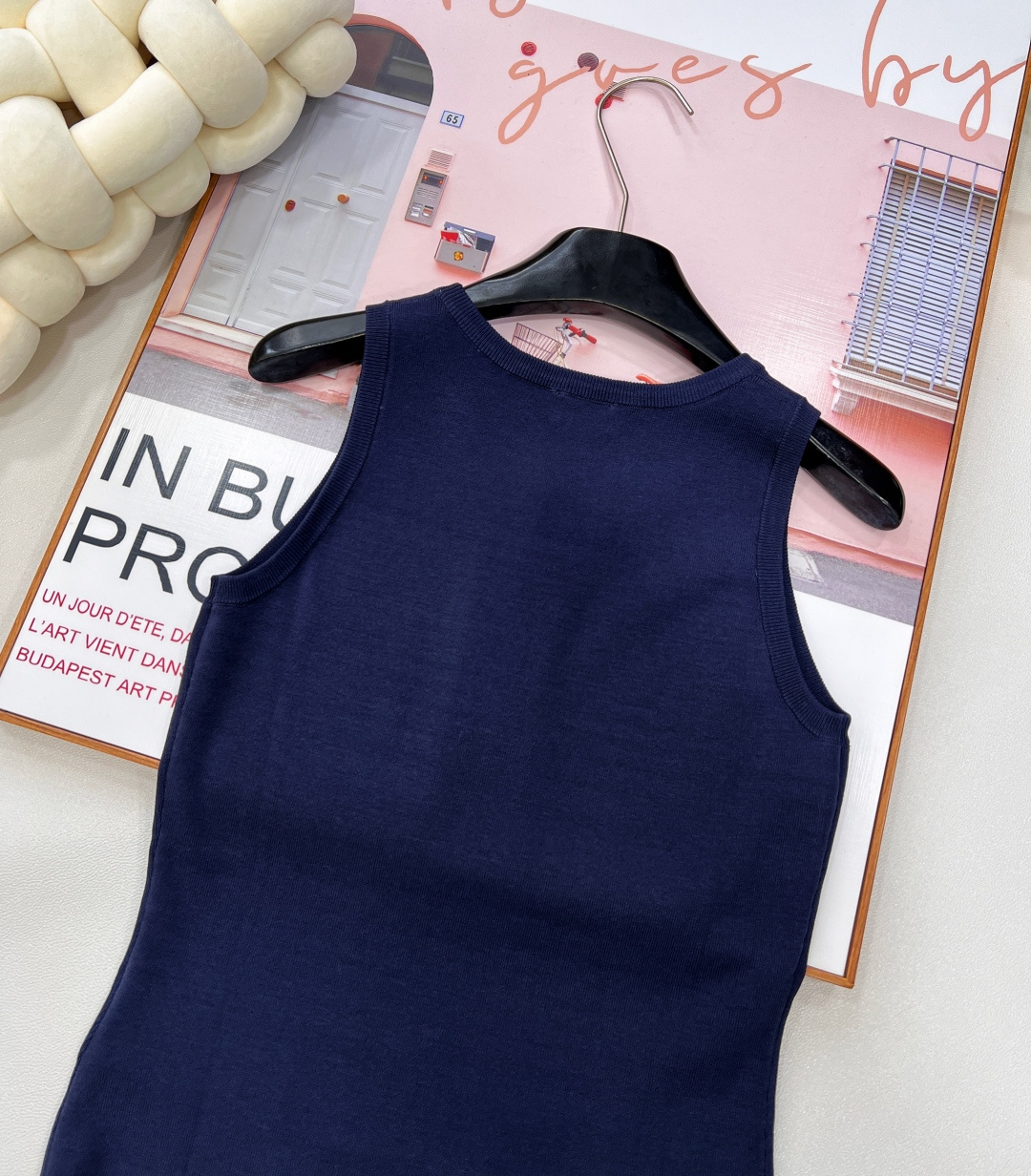 🆕YSL新款烫珠logo针织背心，以精湛工艺与时尚巧思，勾勒奢华风尚。简约无袖版型，流畅线条贴合身形，巧