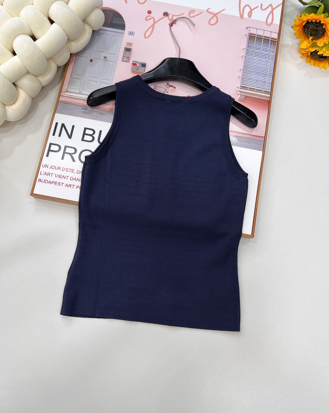 🆕YSL新款烫珠logo针织背心，以精湛工艺与时尚巧思，勾勒奢华风尚。简约无袖版型，流畅线条贴合身形，巧